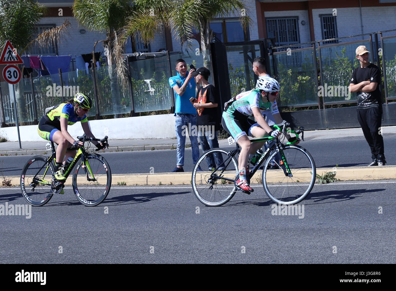 Pozzuoli, Italien. 5. Mai 2017. Der Frauen Radsport Event, kommen, um die 3. Auflage, findet vom Donnerstag 4 bis Sonntag, 7. Mai 2017, mit einem ersten Prolog im San Giorgio del Sannio (BN). Der "Giro della Campania in Rosa", dem Nationalflug für Frauen. Bildnachweis: Paola Visone/Pacific Press/Alamy Live-Nachrichten Stockfoto