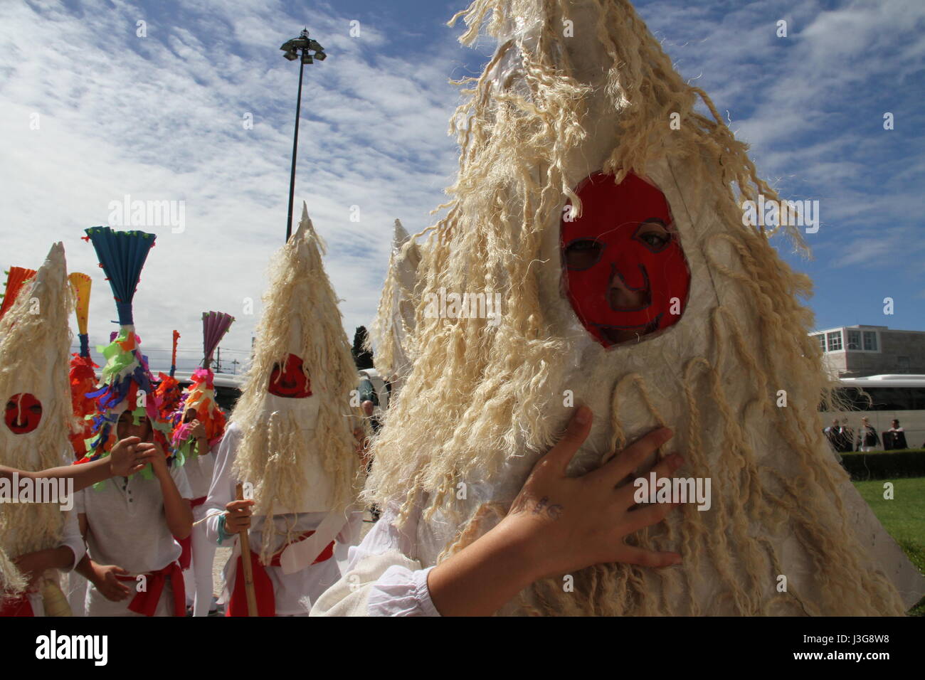 Spanien. 5. Mai 2017. Iberische Maske Parade in Lissabon mit 37 Gruppen aus traditionelle Masken aus Portugal, Spanien, Kolumbien und Peru. Bildnachweis: Mercedes Menendez/Pacific Press/Alamy Live-Nachrichten Stockfoto