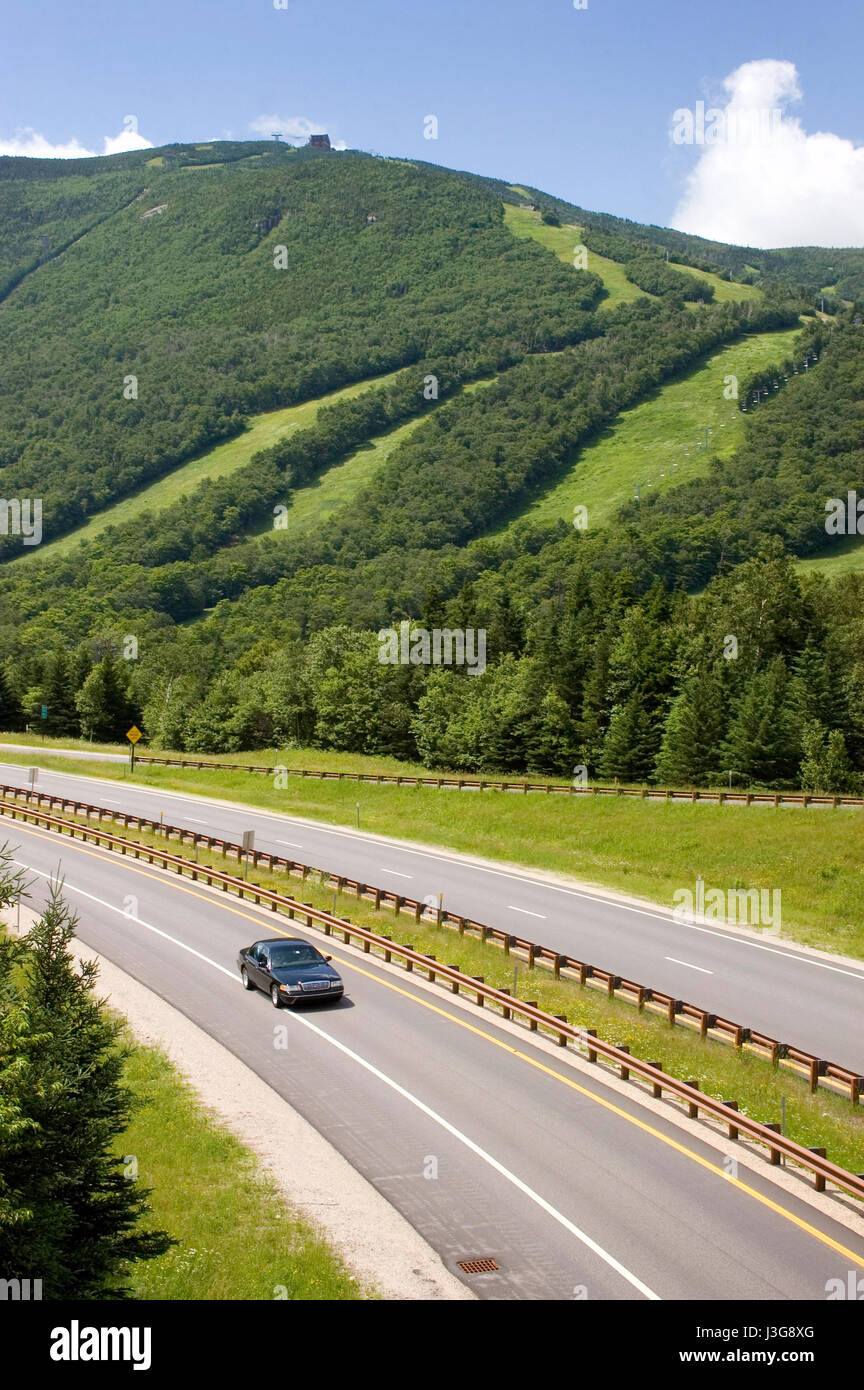Entlang der Route 93 in den White Mountains mit Canon Berg Skigebiet in den Backgroud, New Hampshire, USA Stockfoto