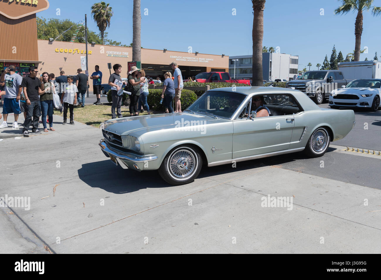 Buena Park, USA - 30. April 2017: Metallische Ford Mustang 1. Generation auf dem Display während der fabelhaften Furten Forever Stockfoto