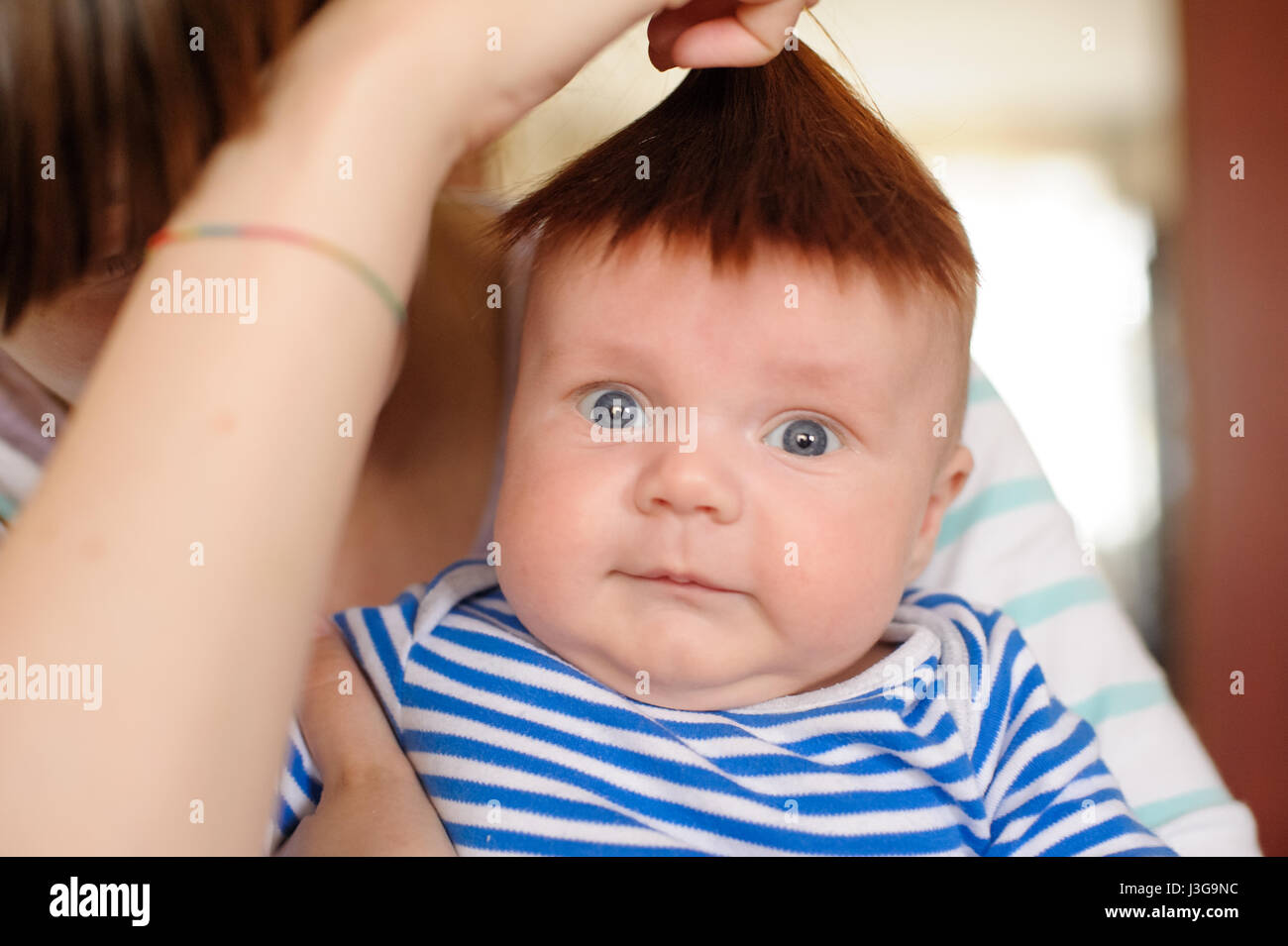 Mama sein Kopf Neugeborenes Haar befestigt und Spaß haben Stockfoto