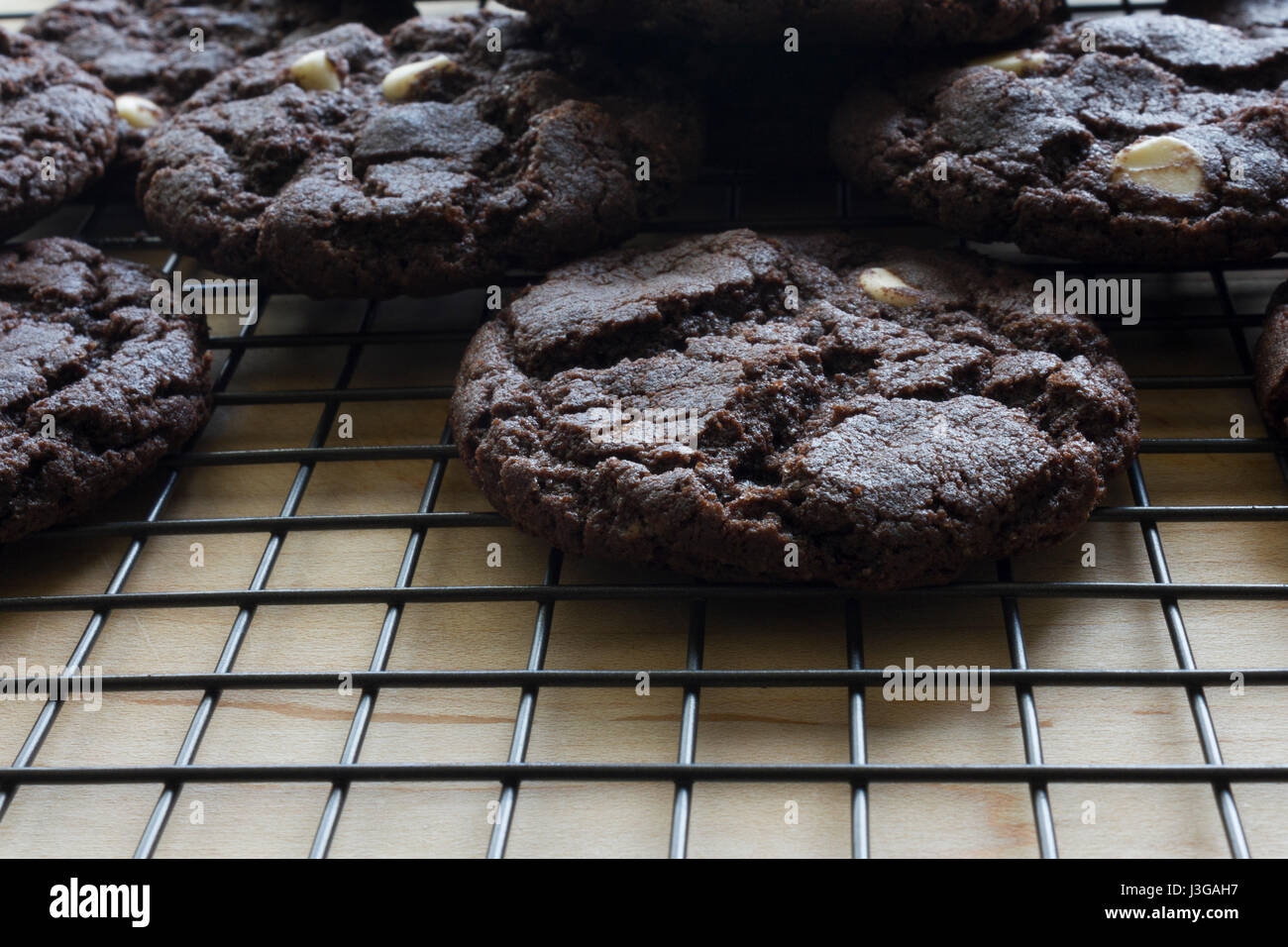 Hausgemachte gebackene Schokoladenkekse mit weißer Schokolade-Chips. Cookies sind auf einen Backrost sitzen. Stockfoto