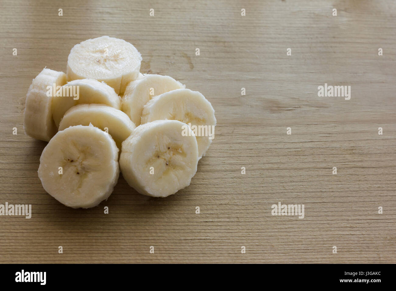 In Scheiben geschnittenen Bananen auf ein Holz Schneidebrett. Stockfoto