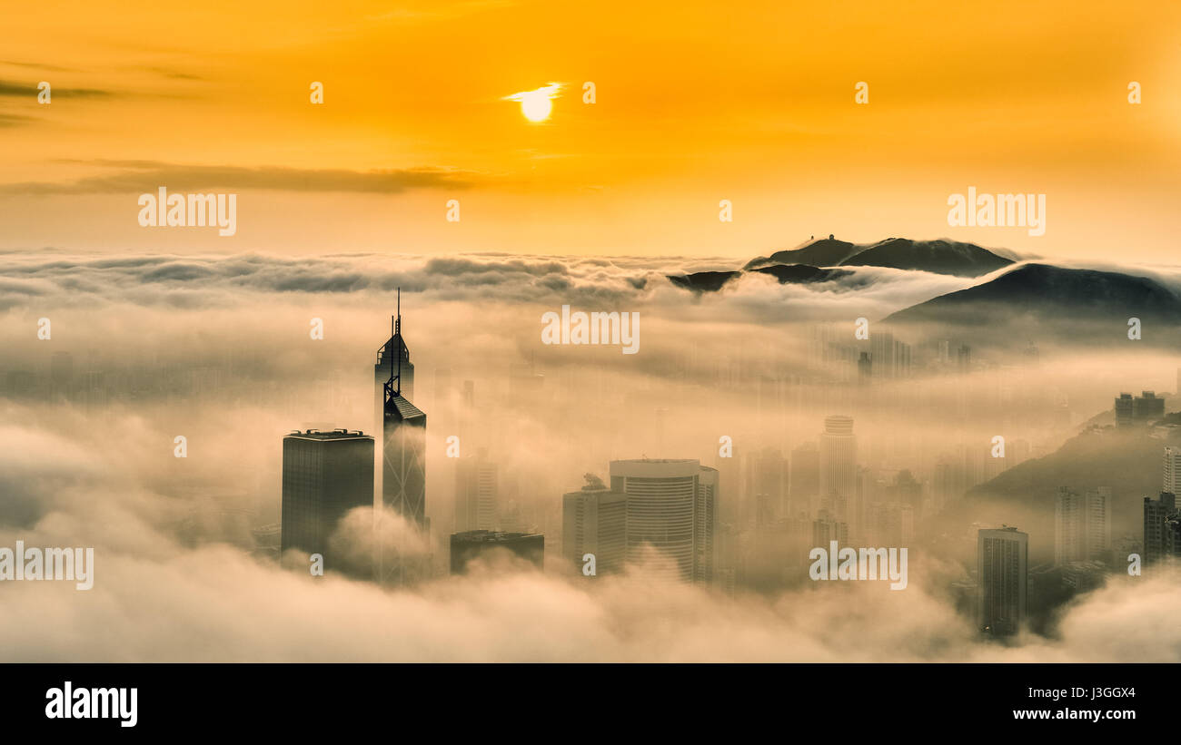 Misty-Stadt und den Hafen bei Sonnenaufgang - Victoria-Hafen von Hong Kong Stockfoto