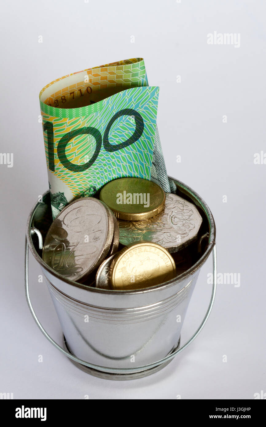 Australische hundert-Dollar-Note und Münzen in einen Eimer. Stockfoto