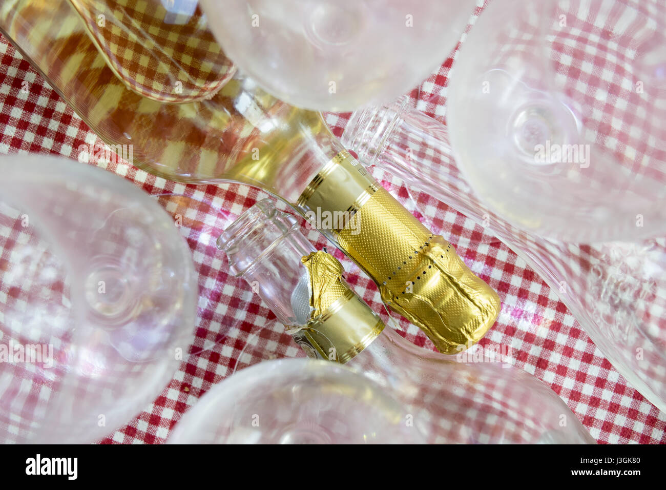 volle und leere Flaschen Weißwein liegend zwischen Sektflöte "Soirée" Stockfoto