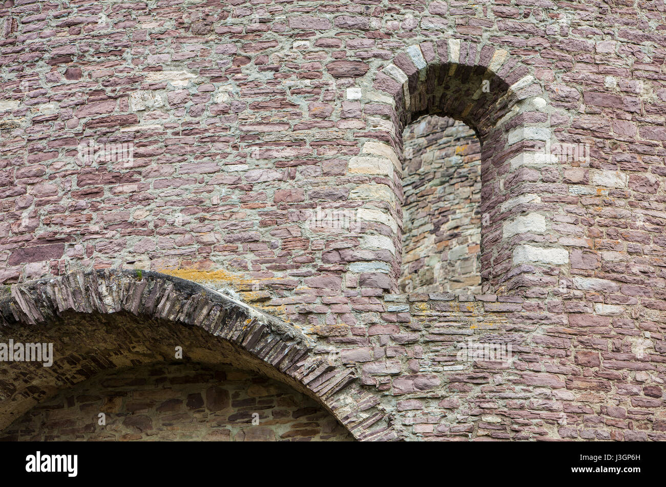 Alte Mauern mit rotem Sandstein aus dem Weserbergland, Krukenburg Castle, Helmarshausen, Bad Karlshafen, Hessen, Deutschland, Europa Stockfoto