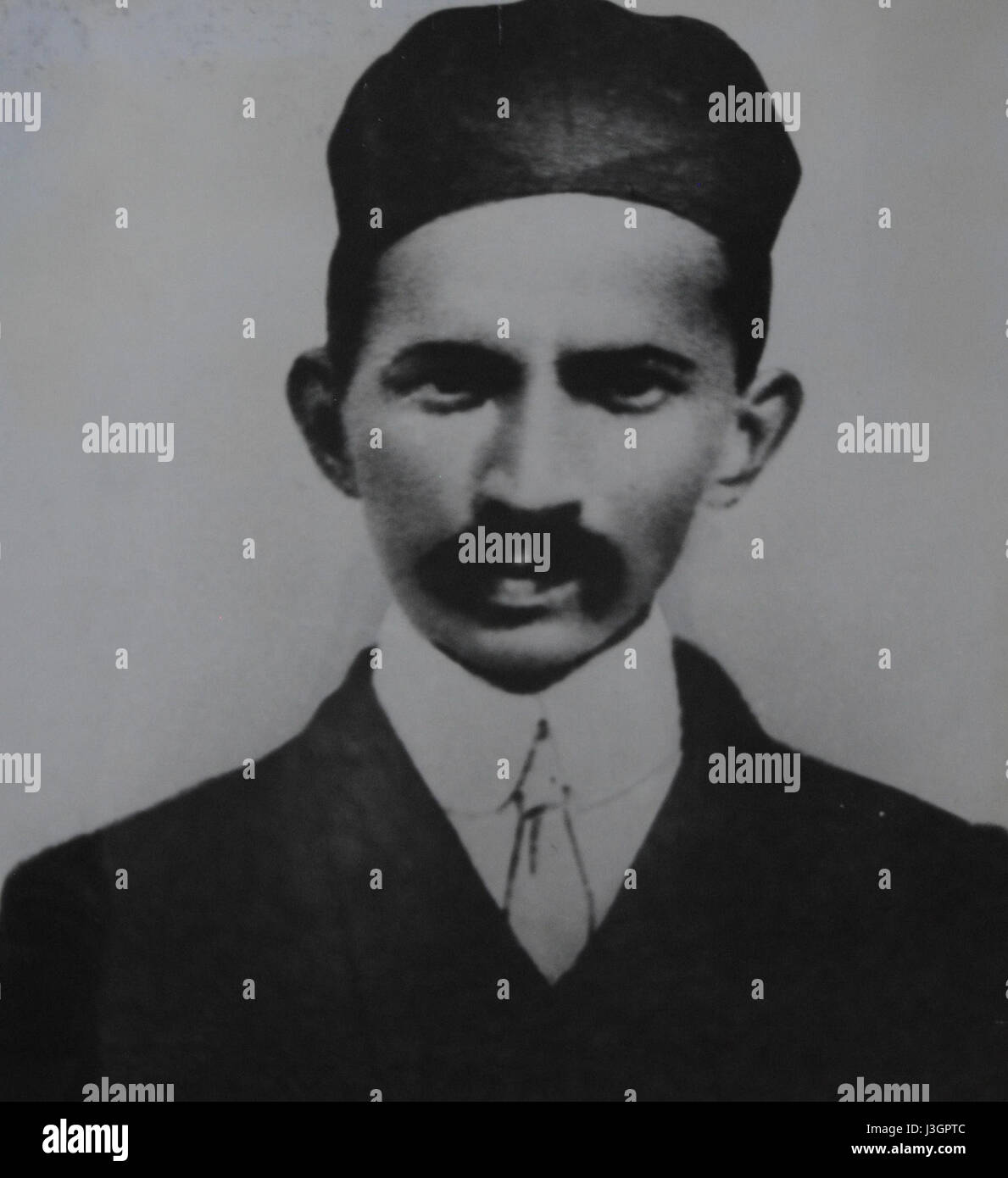 Dieses Foto aus dem Jahr 1900 zeigt Mahatma Gandhi während seiner frühen Karriere als Anwalt in Südafrika. Zu dieser Zeit war er in der Bürgerrechtsarbeit und in der Rechtsvertretung für die indische Gemeinde in Südafrika tätig. Stockfoto