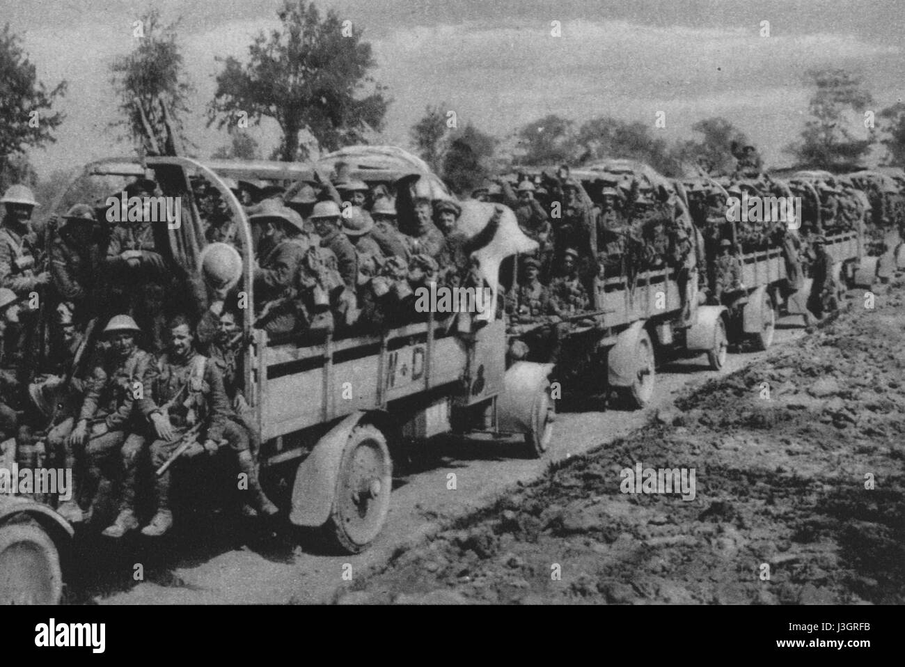 Diese deutsche Bildunterschrift bezieht sich auf den Transport frischer englischer Truppen per LKW entlang der Albert Iricourt Street an die Front während eines Ersten Weltkriegs. Die Bewegung der Truppen war ein entscheidendes Element der militärischen Strategie. Stockfoto