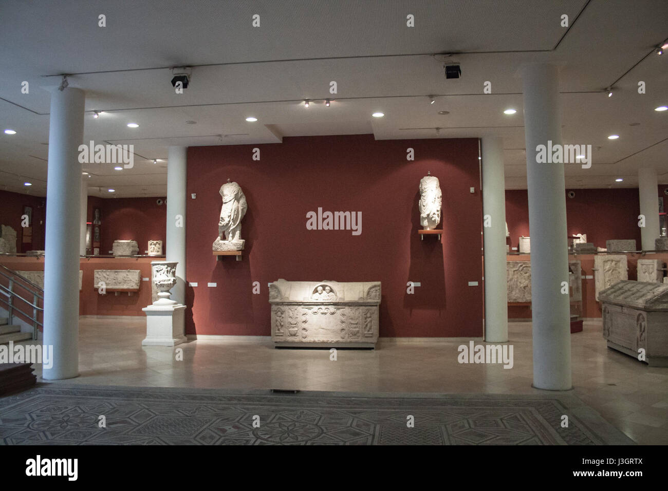 Dies bezieht sich auf eine Ausstellung, in der römische Steinarbeiten gezeigt werden und die Kunstfertigkeit und Handwerkskunst der antiken römischen Steinhandwerker hervorgehoben wird. Es betont die historische und kulturelle Bedeutung der römischen Architektur und Skulptur. Stockfoto