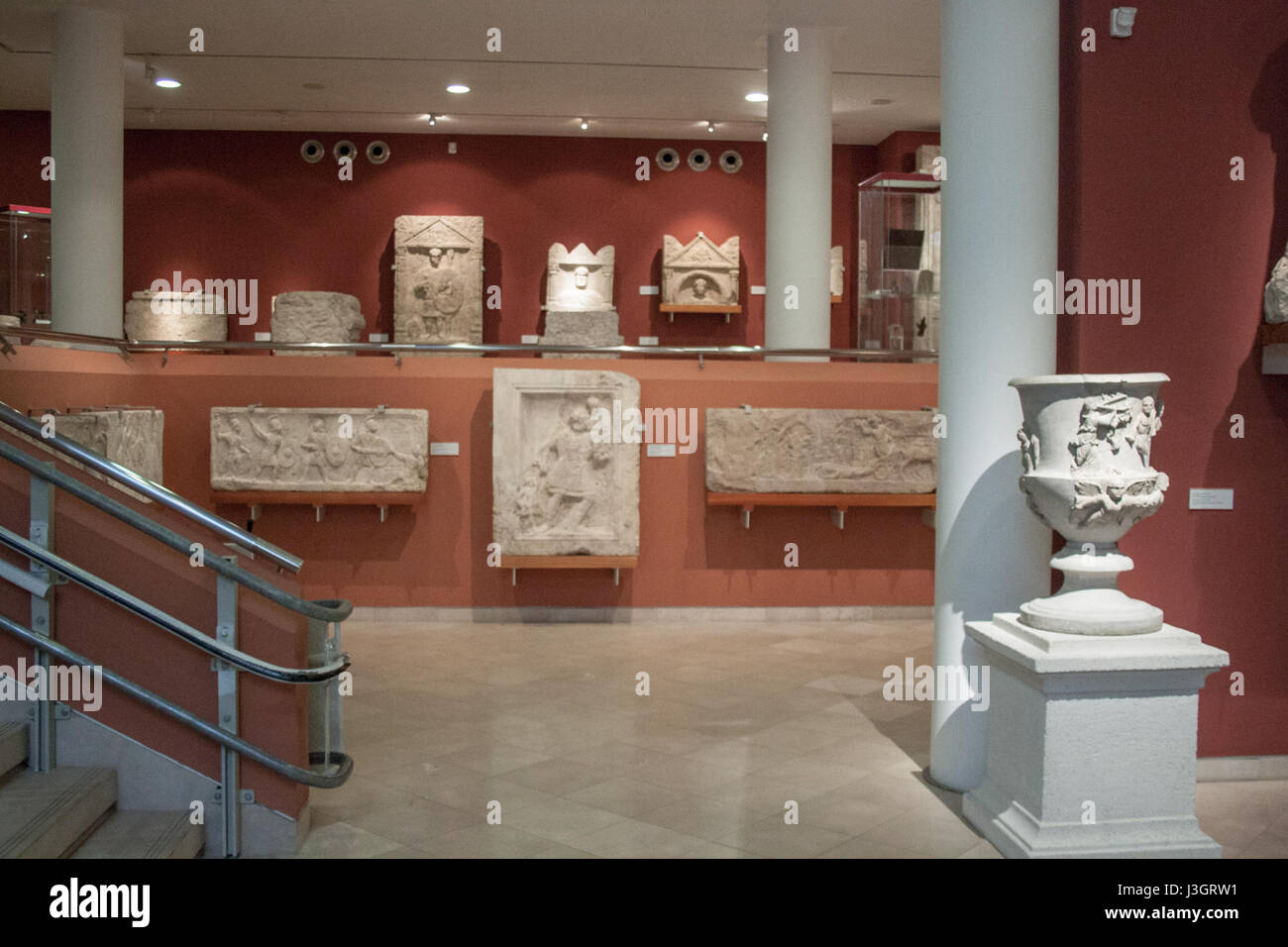 Dieses Bild zeigt eine allgemeine Ansicht der dritten Ausstellung römischer Mauerwerke, die Artefakte aus dem antiken Rom zeigt. Die Ausstellung zeigt die Raffinesse und Handwerkskunst römischer Steinschnitzereien und Inschriften. Stockfoto