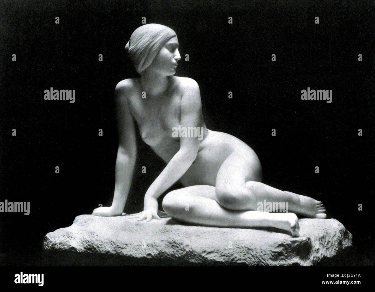 Die Madchenstatue (Girl Statue) von George Grey Barnard ist ein bedeutendes Werk der Skulptur, bekannt für seine emotionale Tiefe und klassischen Einfluss. Es fängt das Wesen der weiblichen Form in einer zeitlosen, stimmungsvollen Pose ein, die in der amerikanischen Kunst zu einem Wahrzeichen geworden ist. Stockfoto