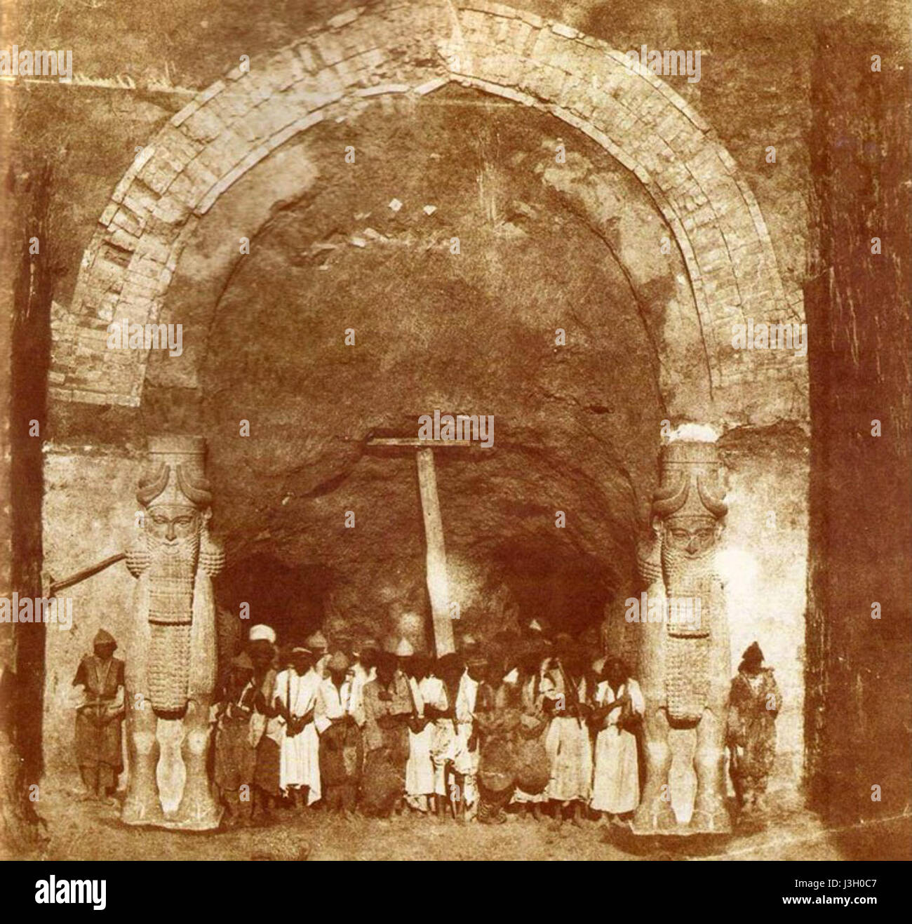 Dieses Foto von Gabriel Tranchard aus dem Jahr 1853 zeigt eine Szene in Chorsabad, einer alten assyrischen Stadt im heutigen Irak. Das Bild bietet wertvolle Einblicke in die historischen Ruinen und die Architektur der Stätte in der Mitte des 19. Jahrhunderts. Stockfoto