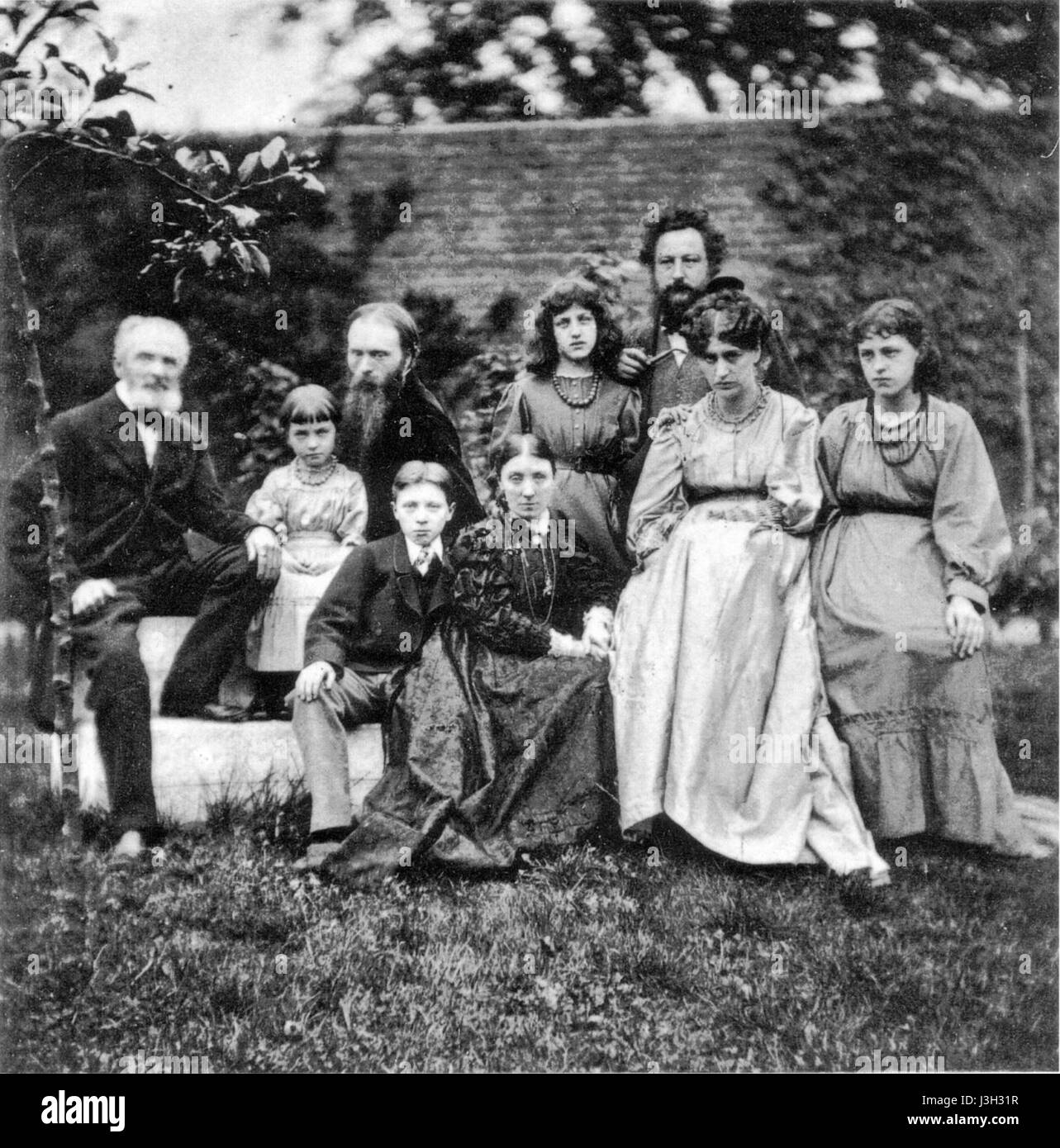 Dieses Foto aus dem Jahr 1874 zeigt Mitglieder der Familien Morris und Burne Jones, bekannt für ihre Verbindung mit der Pre-Raphaelite Brotherhood. Frederick Hollyer, ein prominenter Fotograf, hat dieses Bild dieser wichtigsten künstlerischen Persönlichkeiten im späten 19. Jahrhundert aufgenommen. Stockfoto