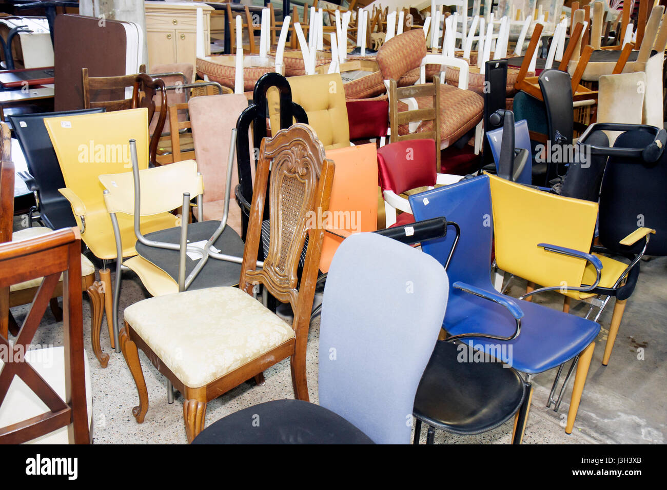 Miami Florida, Habitat for Humanity Restore, verkauft gespendete Baumaterialien, Werkzeuge, Haushaltsgeräte, Einrichtungsgegenstände, gebraucht, Möbel, Stühle, Neuzweck, Einzelhandel Stockfoto