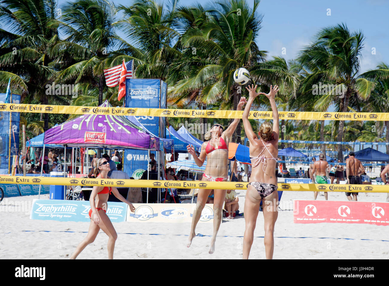 Miami Beach, Florida, Lummus Park, Beachvolleyball-Wettbewerb, weibliche Frauen, Bikini, Sand, Netz, Ball, Sport, Athlet, Fitness, Bräunung, Sonneneinstrahlung, Muskulatur Stockfoto