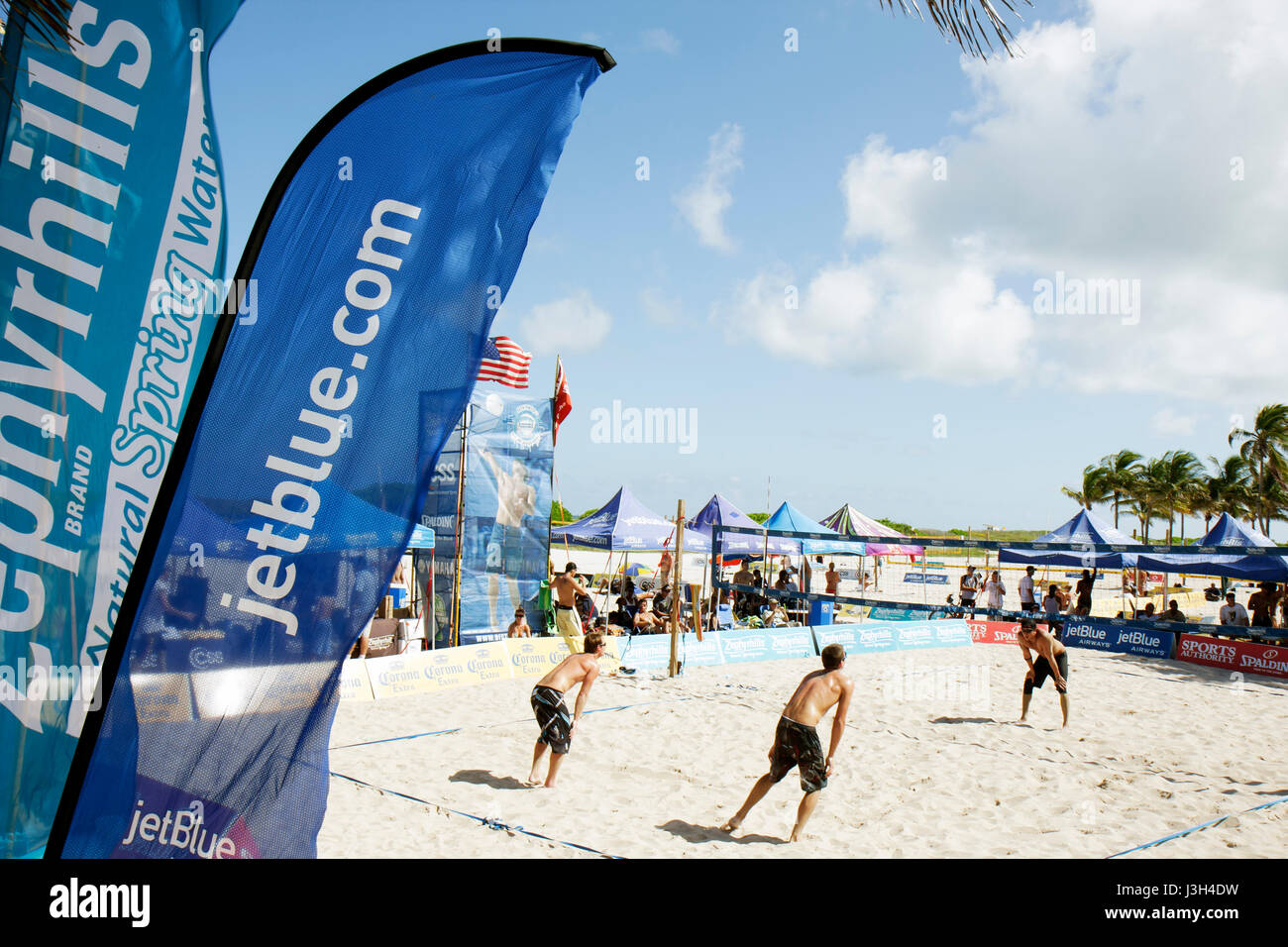 Miami Beach Florida, Lummus Park, Beach-Volleyball-Wettbewerb, Unternehmen, Sponsor Mann Männer männlich, Sand, Netz, Sport, Sportler, Fitness, JetBlue, Zephyrhills, Banner Stockfoto