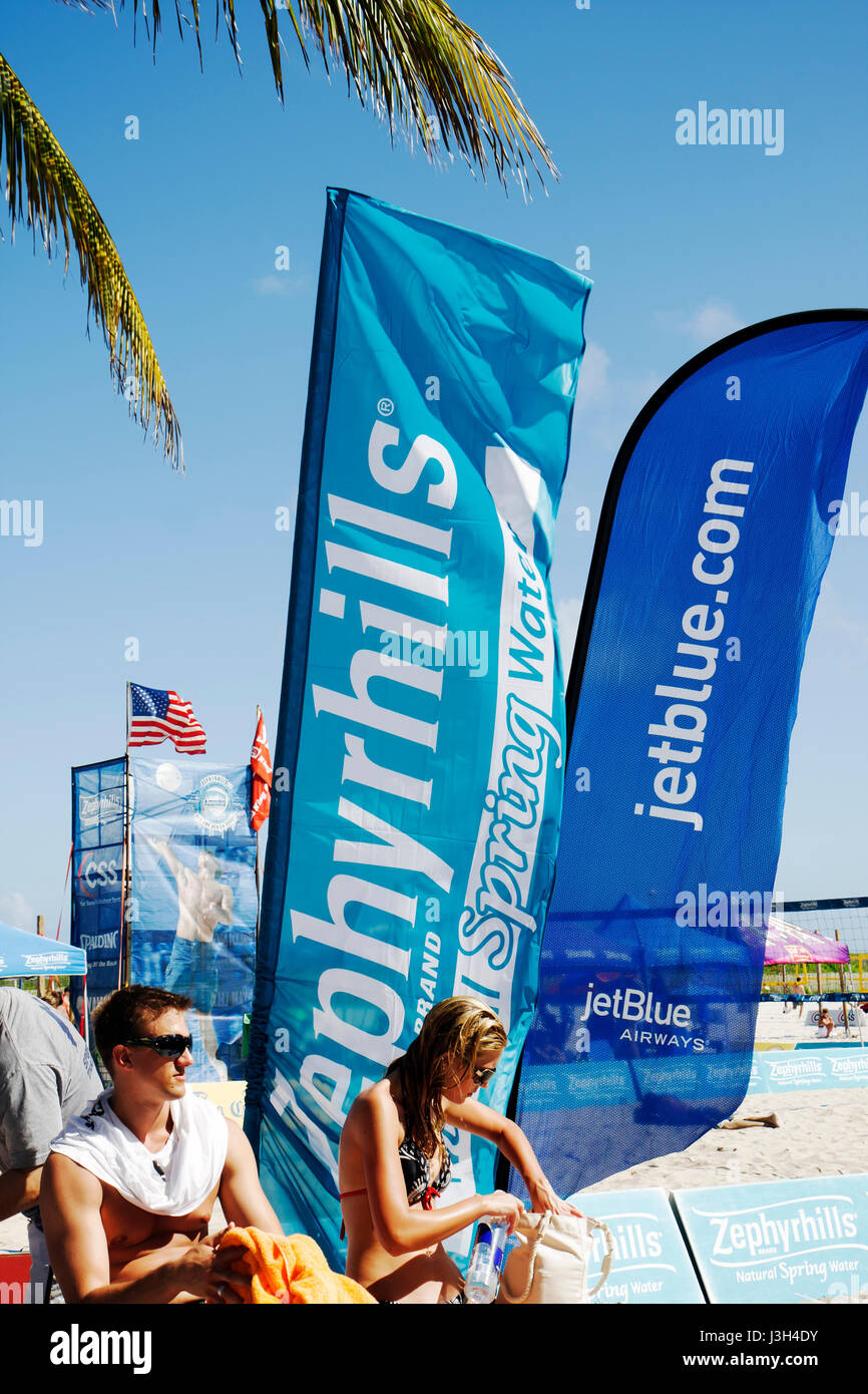 Miami Beach Florida, Lummus Park, Beachstrände Volleyball Wettbewerb, Unternehmen, Sponsor Erwachsene Mann Männer männlich, Frau Frauen weibliche Dame, Publikum, Krähe Stockfoto