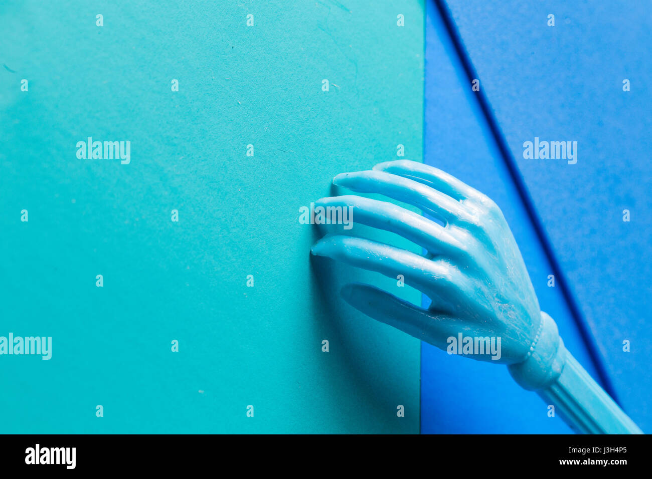 Ihr Leben in Shades of Blue: Stillleben einer Kunststoff Mini Hand platziert in einer Multi-Ton-Schattierungen von blau. Stockfoto