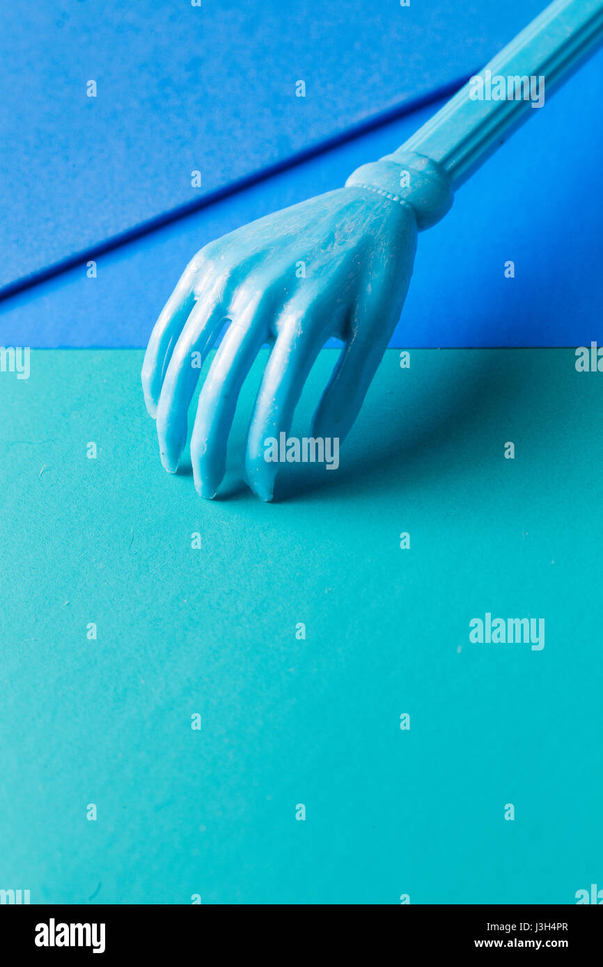 Ihr Leben in Shades of Blue: Stillleben einer Kunststoff Mini Hand platziert in einer Multi-Ton-Schattierungen von blau. Stockfoto