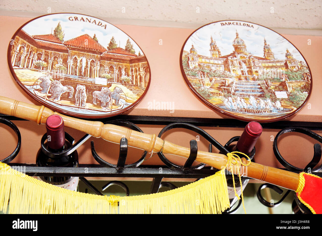 Miami Florida, Delicias de Espana, spanisches Restaurant, Dekor, Innenarchitektur, bunt, Produktaussteller Verkauf, handbemalte Souvenir-Teller, regional Stockfoto