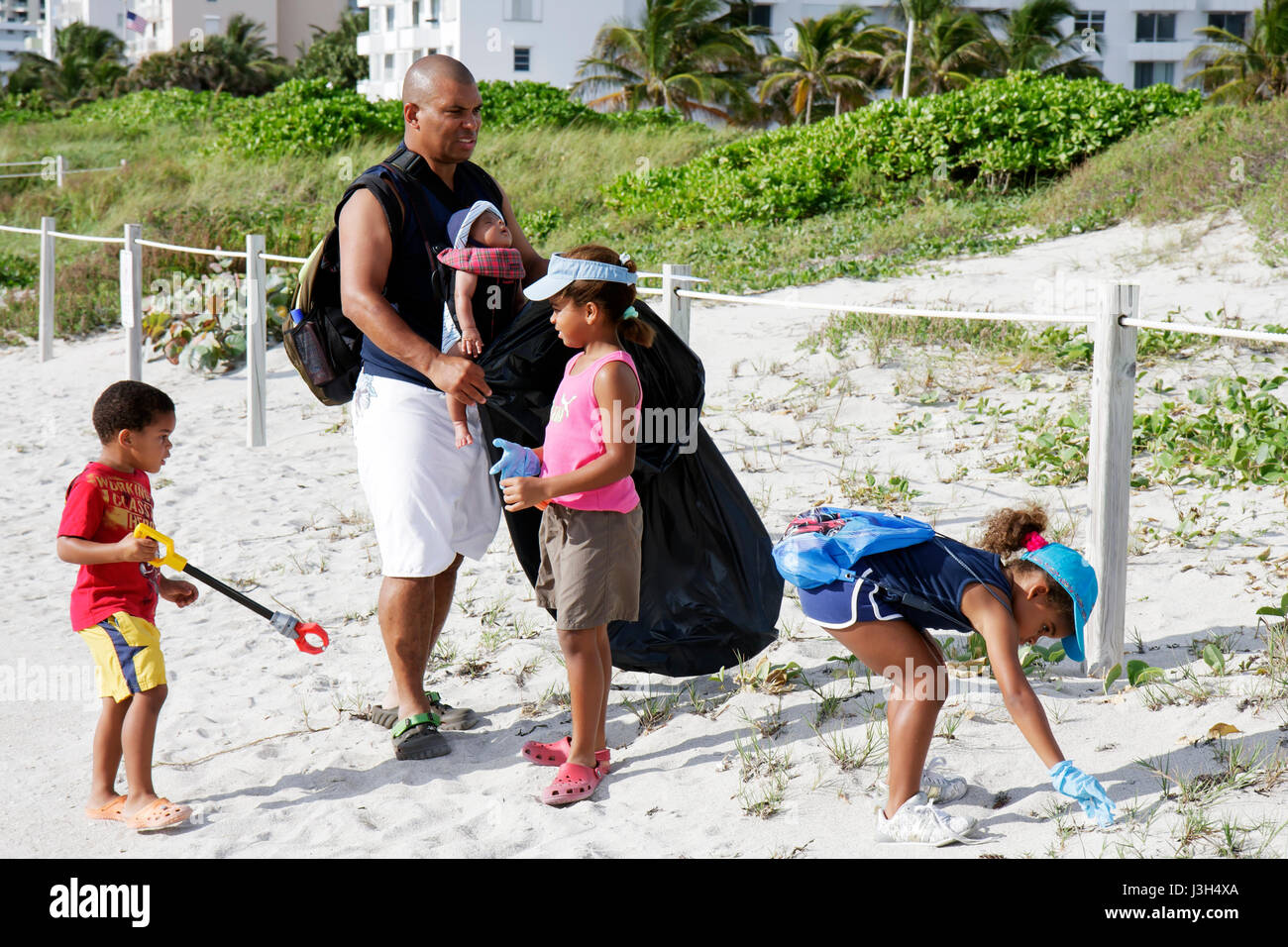 Miami Beach Florida, Lummus Park, International Coastal Cleanup, Freiwillige Freiwillige Freiwillige arbeiten Arbeiter, arbeiten zusammen, um Hilfe zu leisten, Hilfe Stockfoto