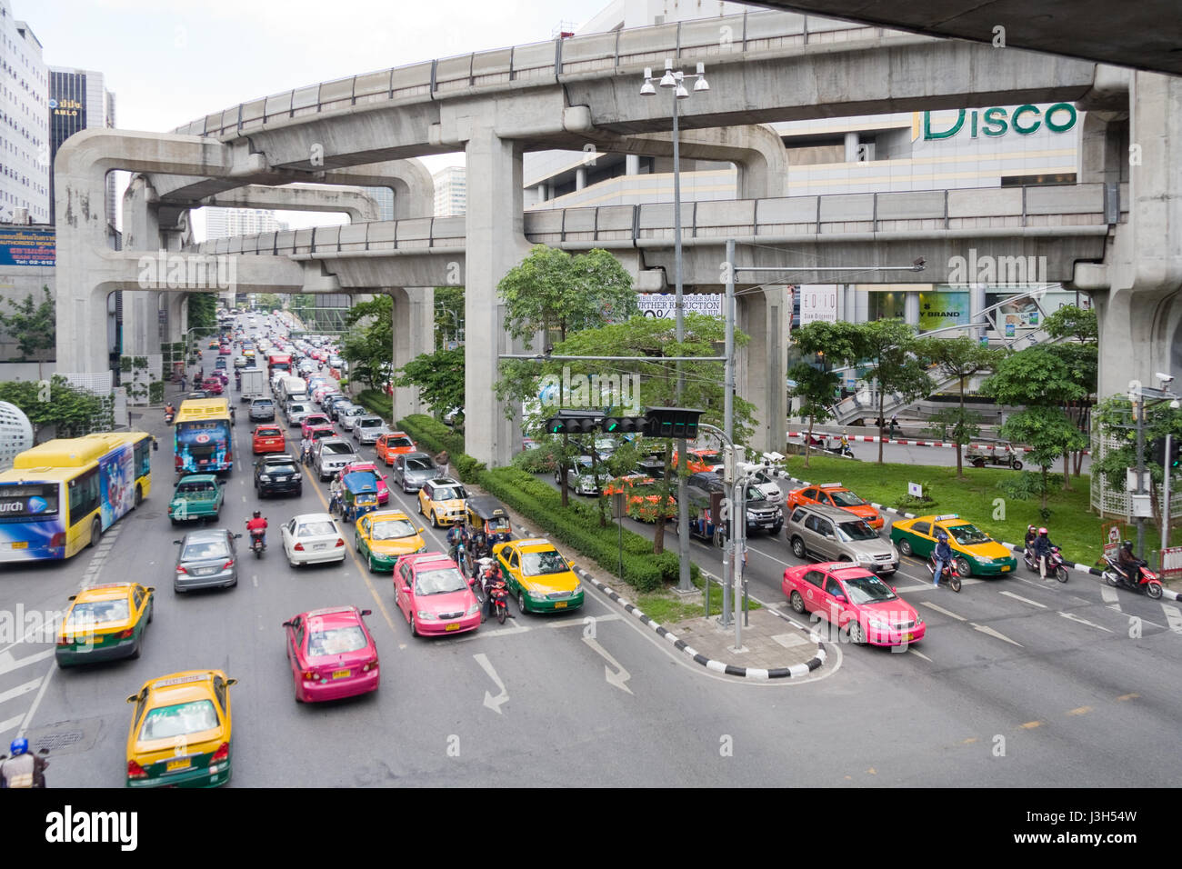 Beschäftigt Bangkok Verkehr auf Phaya Thai Straße mit dem Skytrain Track Overhead, Bangkok, Thailand Stockfoto