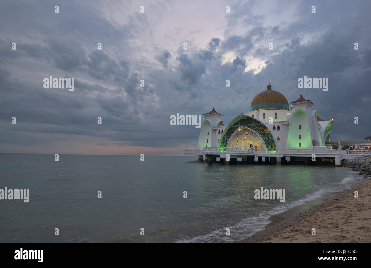 Die wunderschöne Malacca Straits Moschee (Masjid Selat Melaka), Malacca, Malaysia Stockfoto