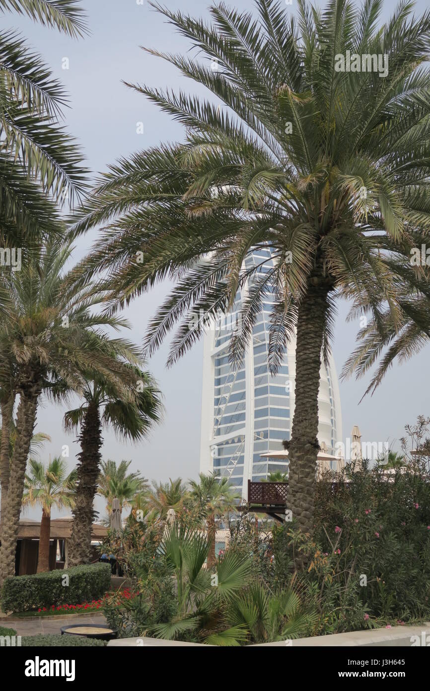 Berühmten Hotel Burj Al Arab, auf einer Insel des zurückgeforderten Landes befindet, wurde 1999 eröffnet. Es ist der weltweit höchste Hotel. Stockfoto