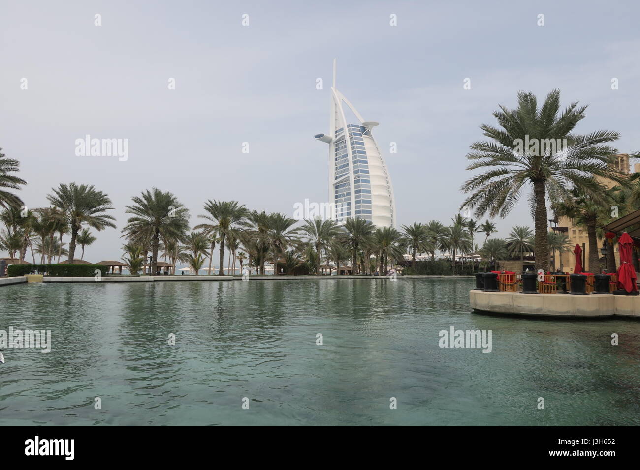 Berühmten Hotel Burj Al Arab, auf einer Insel des zurückgeforderten Landes befindet, wurde 1999 eröffnet. Es ist der weltweit höchste Hotel. Stockfoto