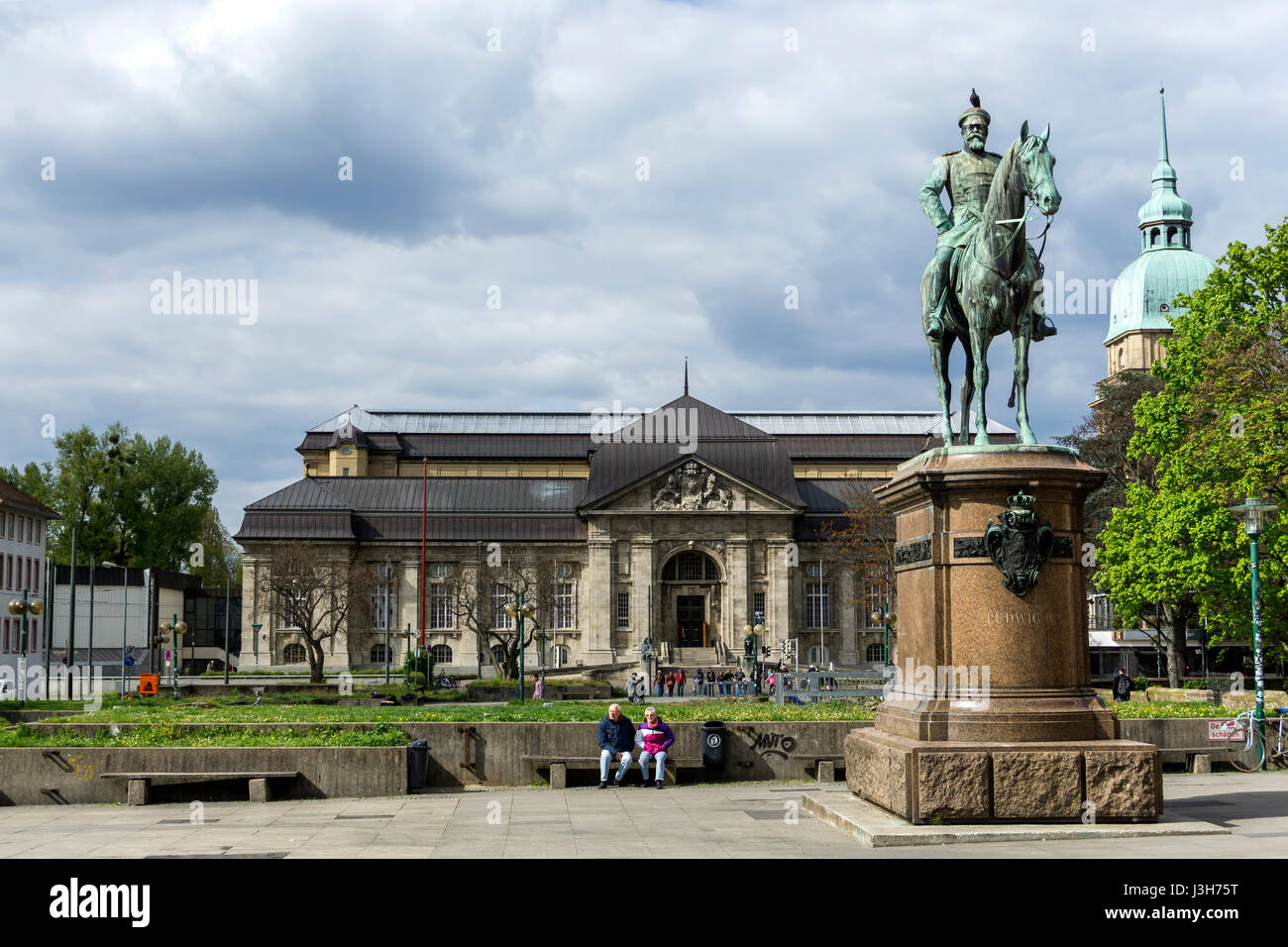 Reiterstatue Großherzog Ludwig IV. von Hessen Und Das Hessische Landesmuseum in Darmstadt, Hessen, Deutschland |   Reiterstandbild des Großherzogs Lu Stockfoto