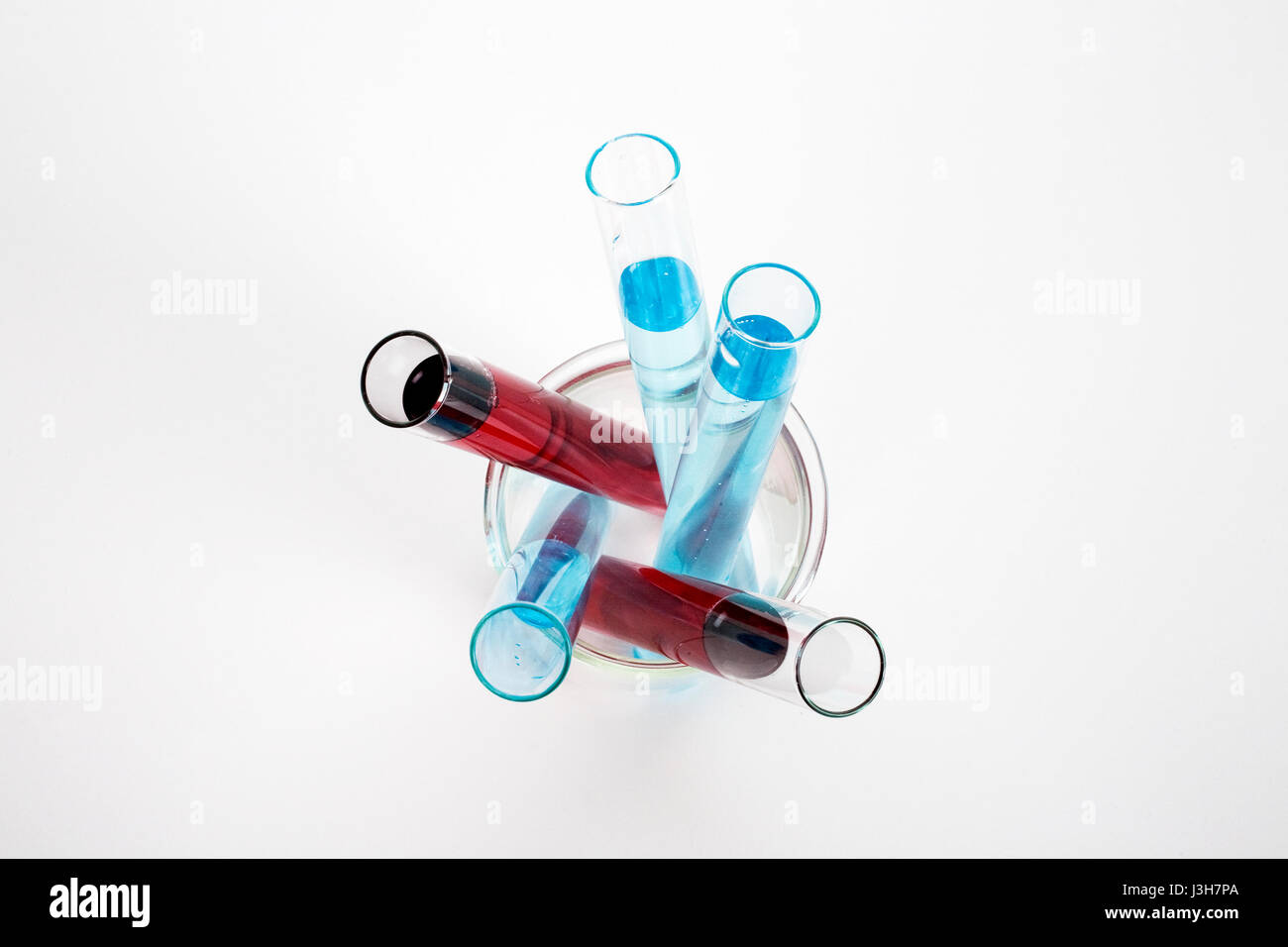 Chemie-Glas mit farbigen Flüssigkeit Stockfoto