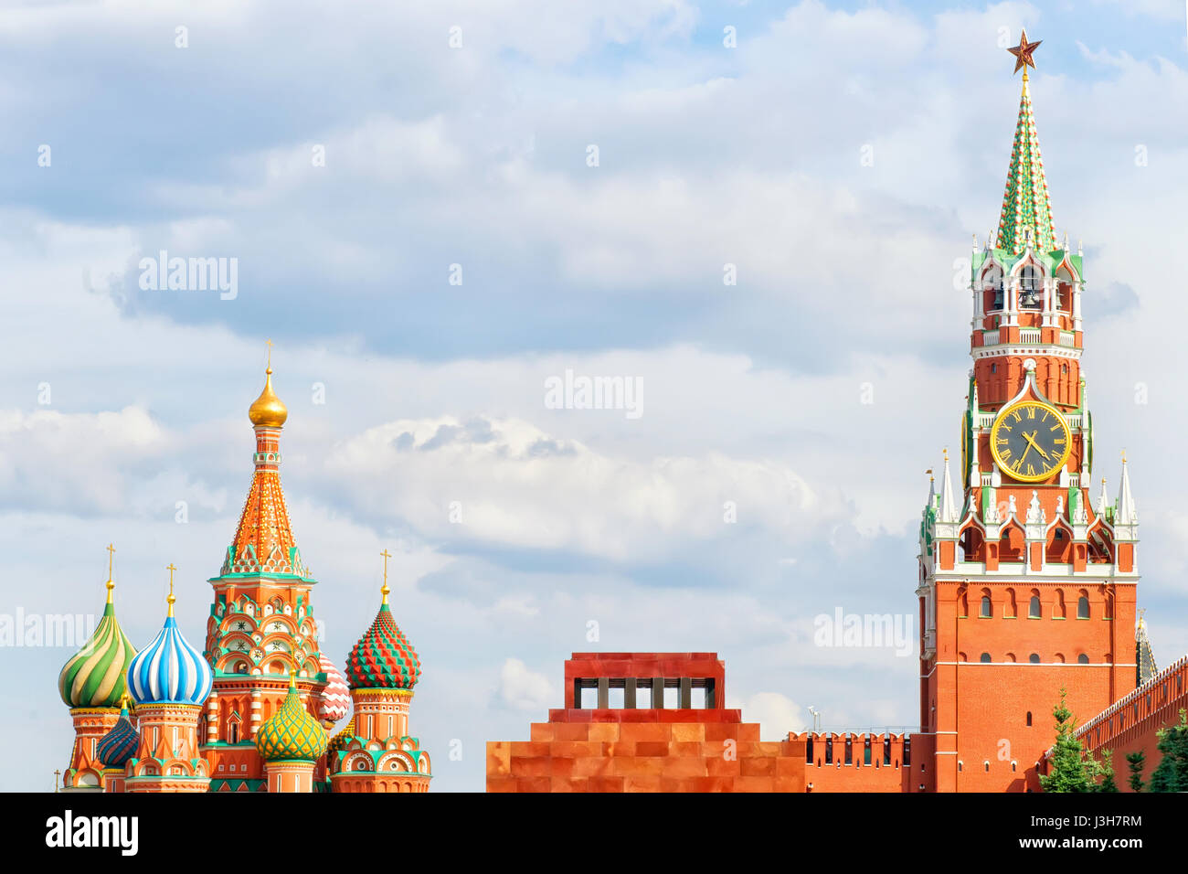 Roter Platz, Moskau, Russland. Spasskaja-Turm des Kreml mit Uhr, Lenin Mausoleum und st. Basil Cathedral. Bright Sommer Blick, spärlich Rahmung compo Stockfoto