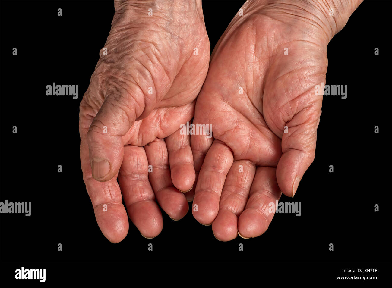 Ältere Frau faltige Hände. Handflächen nach oben. Isoliert auf schwarz, Clipping-Pfad enthalten Stockfoto