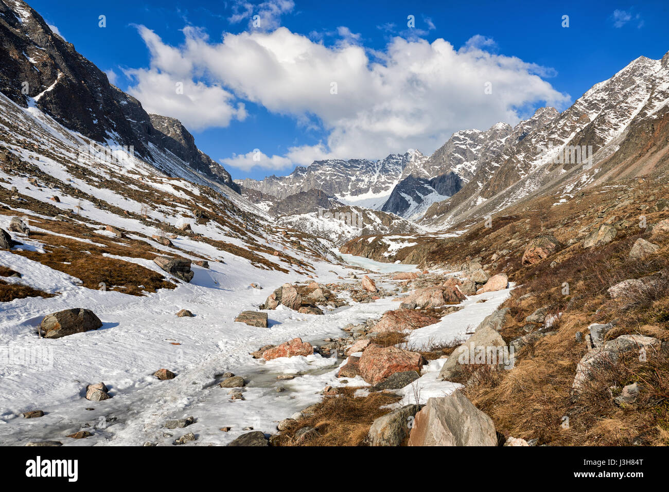 Tal des Muguvek Baches. Monat April. Typische Landschaft der Bergtundra in Ostsibirien. Sayan. Russland Stockfoto