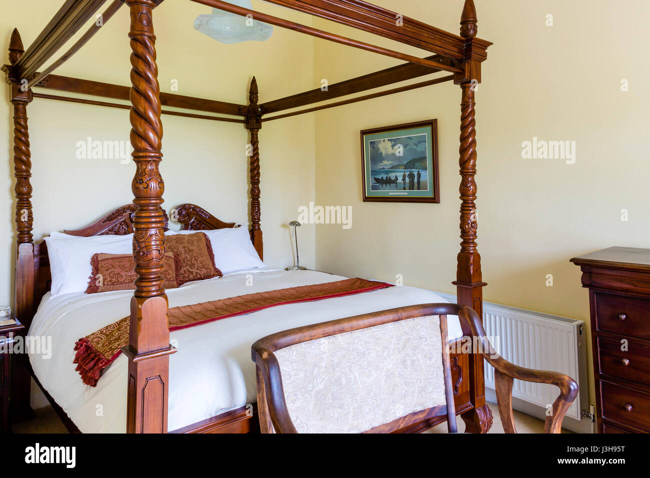Himmelbett im georgianischen Stil Schlafzimmer, irische B & B Stockfoto