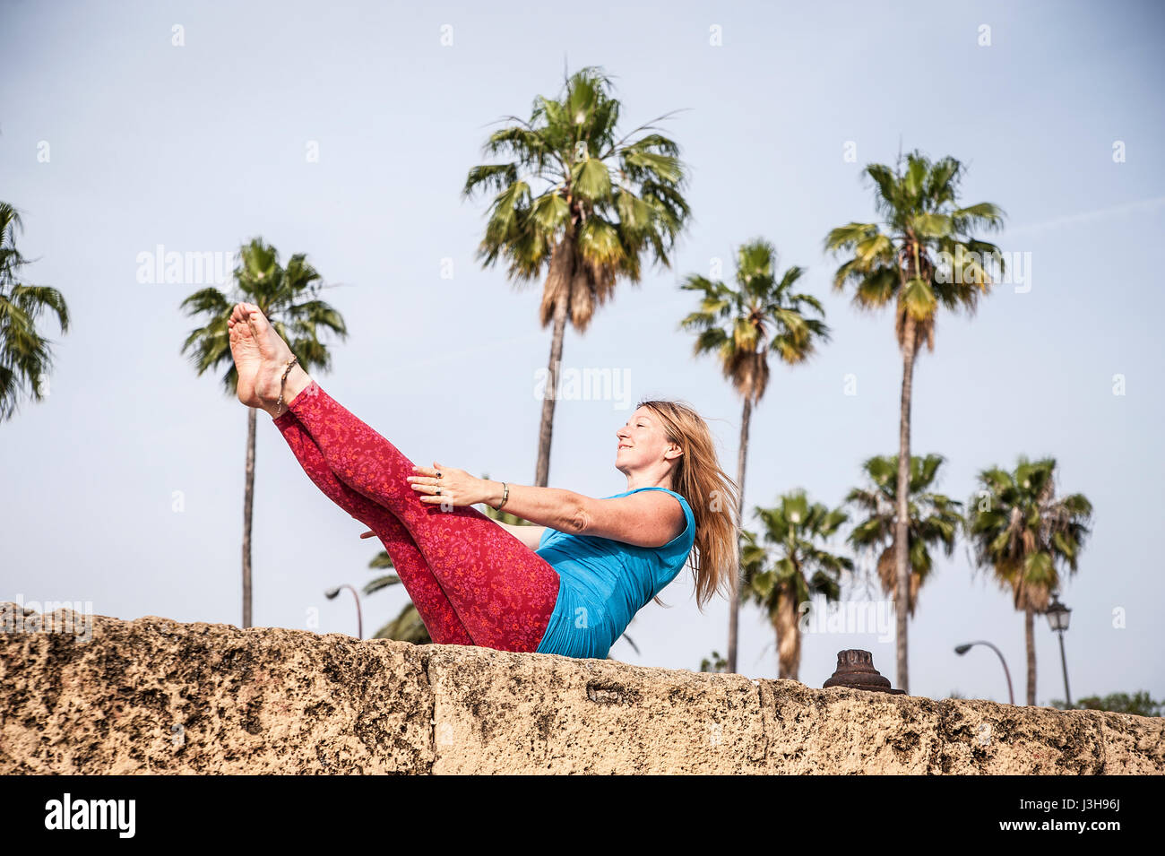 Spanien, Sevilla: Claudia ist eine professionelle Yoga-Lehrerin. Stockfoto