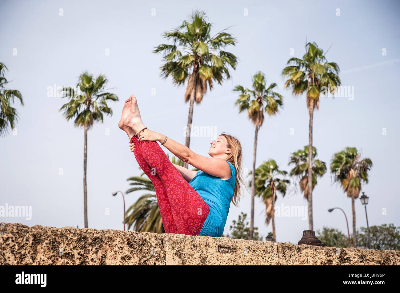 Spanien, Sevilla: Claudia ist eine professionelle Yoga-Lehrerin. Stockfoto