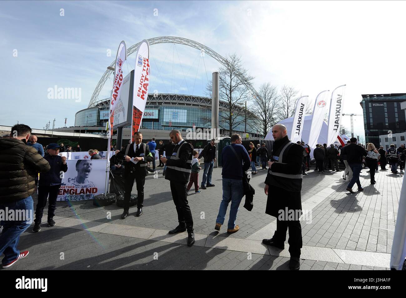 Sicherheit außerhalb der ENGLAND F ENGLAND V Litauen WEMBLEY Stadion LONDON ENGLAND 26. März 2017 Stockfoto