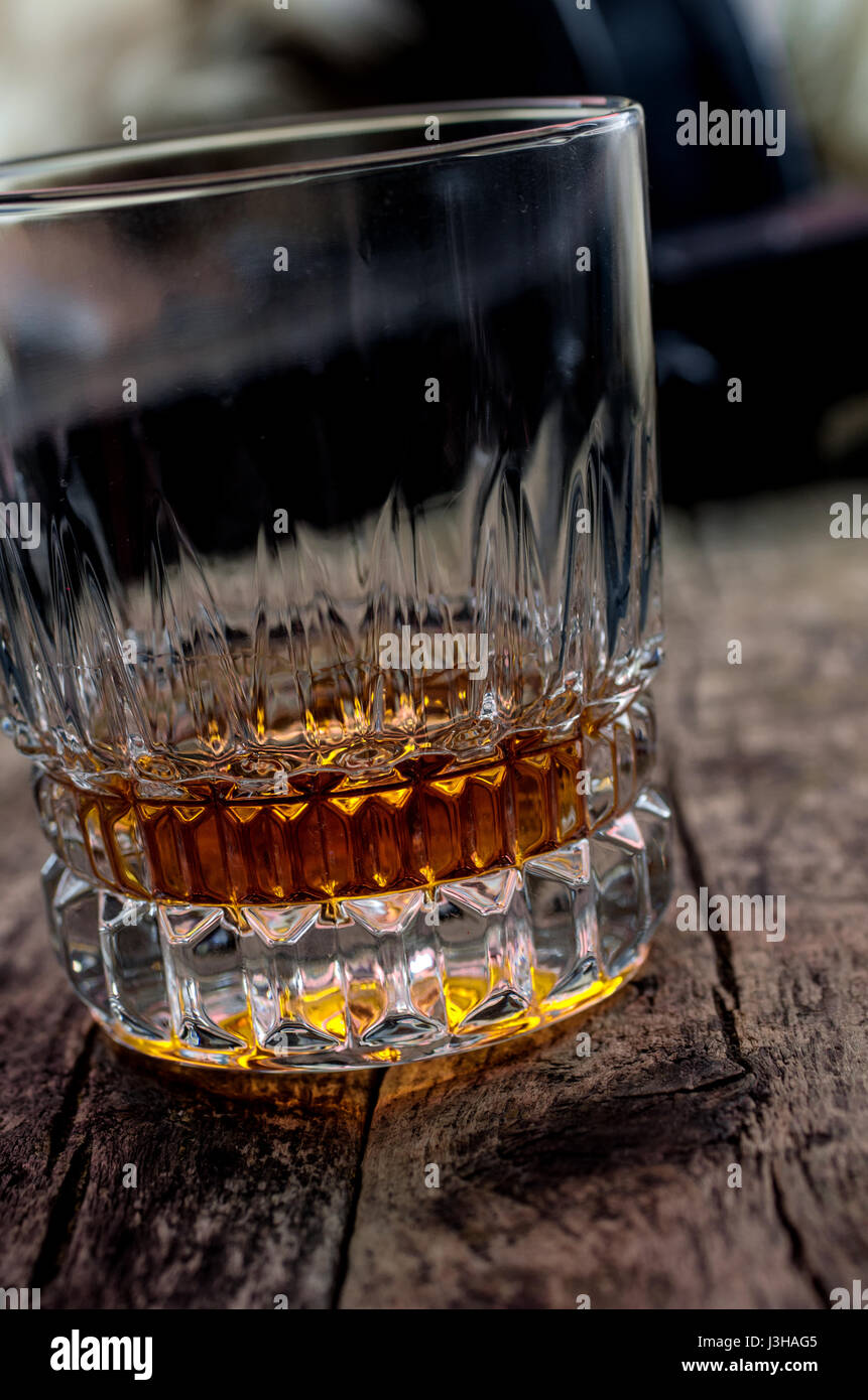 Whiskeyglas mit Hintergrund Stockfoto