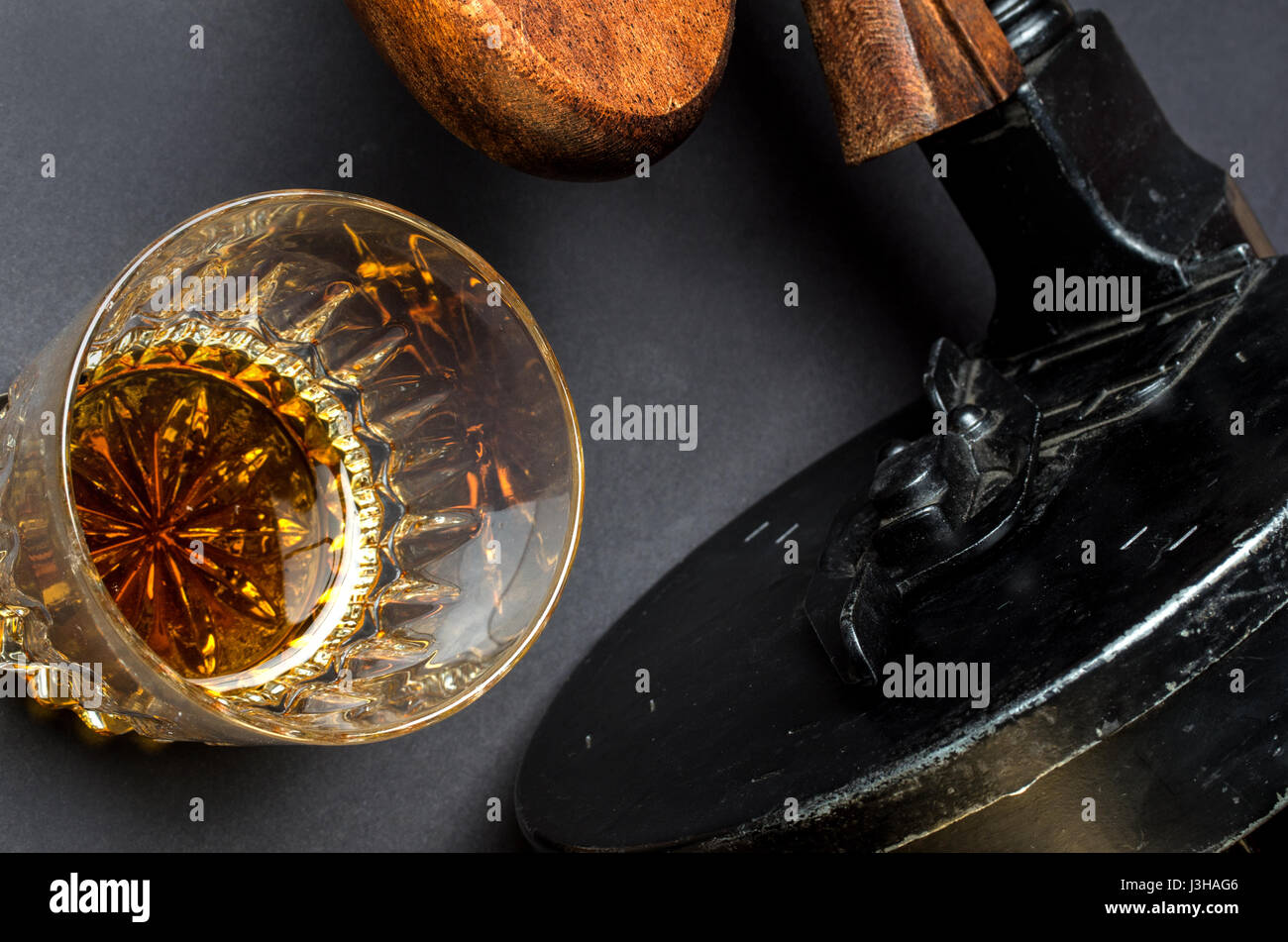 Thompson Gewehr und Whiskey Glas auf schwarzem Hintergrund Stockfoto