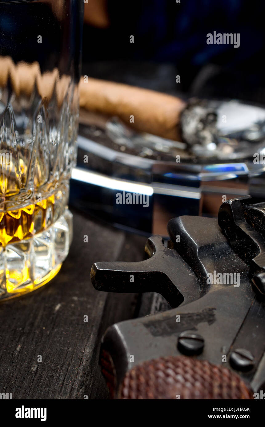 Thompson-Pistole, Revolver, Zigarre auf Aschenbecher, Whiskeyglas Stockfoto