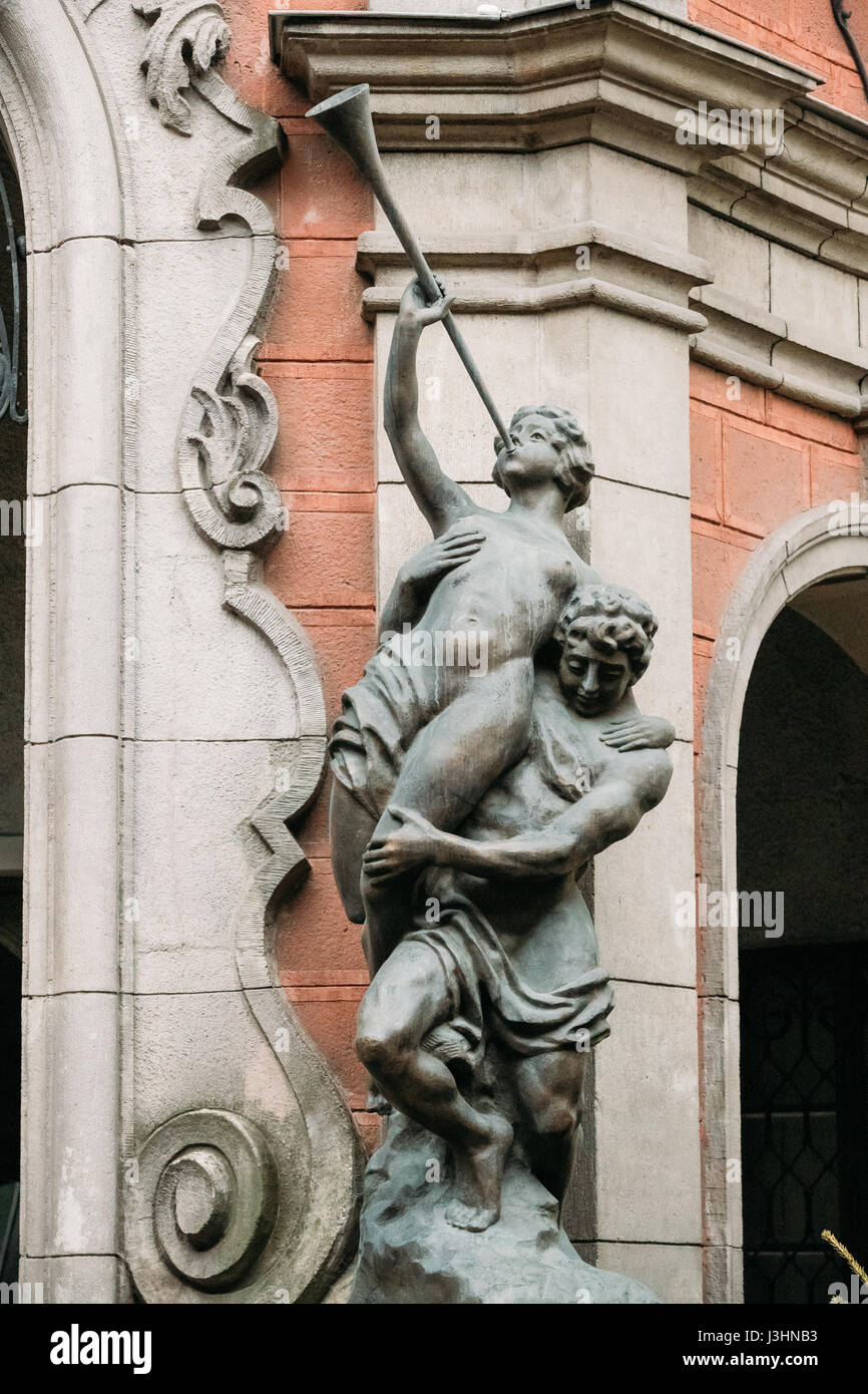 Riga, Lettland - 13. Dezember 2016: Alte Statuen auf der Fassade des alten Kino Gebäude In der Elizabetes Street. Splendid Palace ist das älteste Kino In Riga. Stockfoto