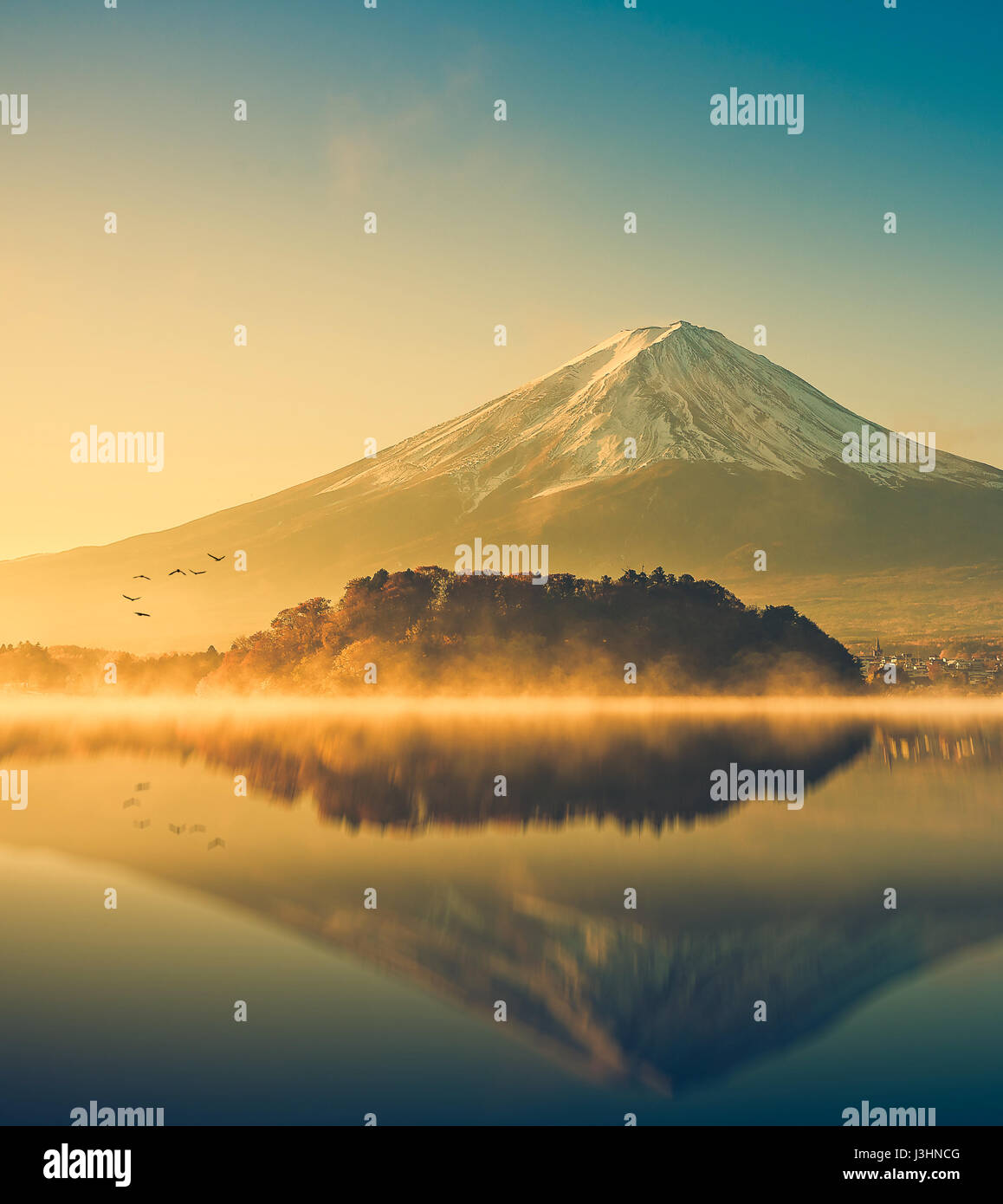 Mount Fuji-San am Lake Kawaguchiko in Japan. Mt.Fuji Reflexion über Sunrise. Vintage-Ton Stockfoto