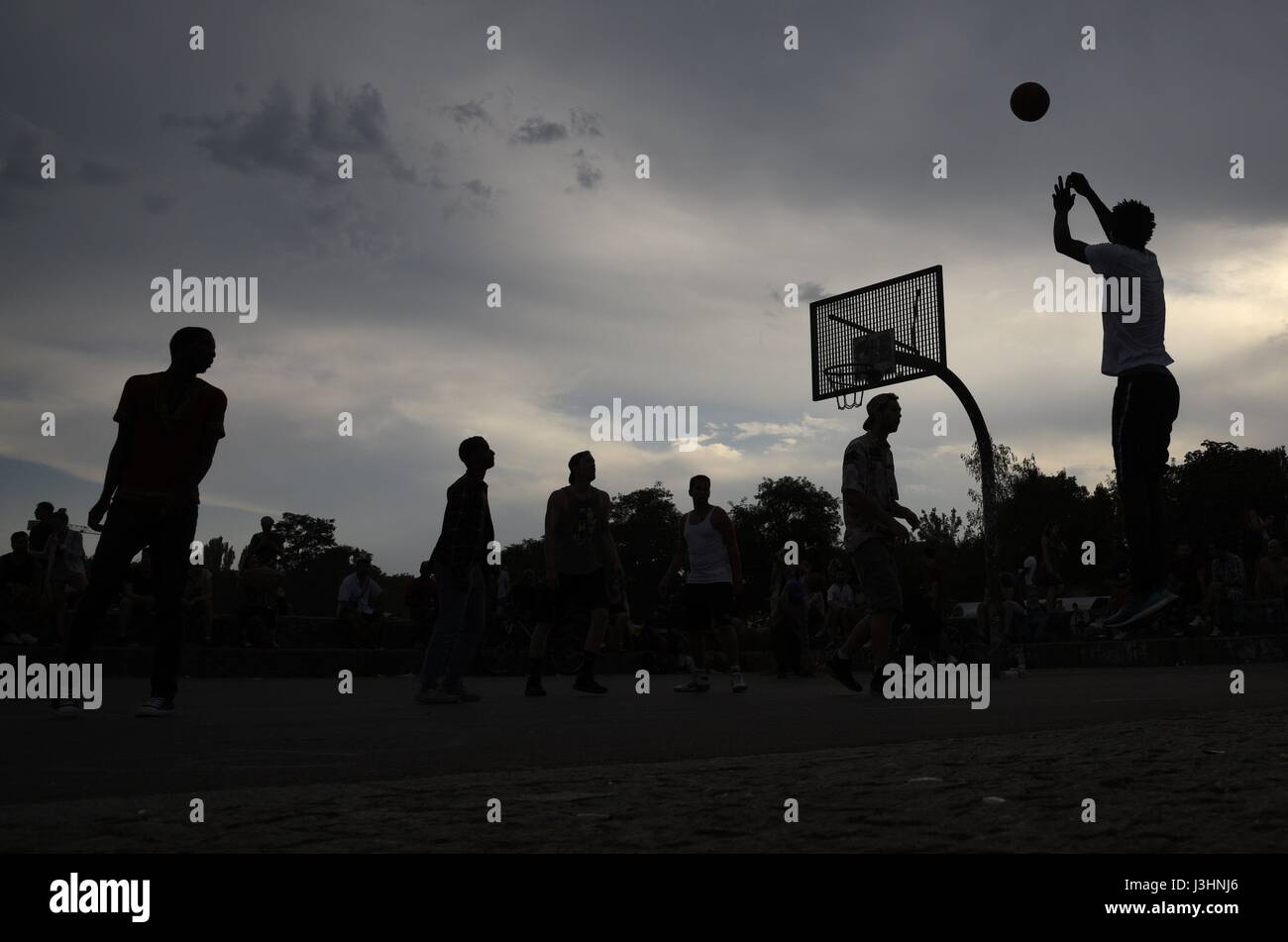 Stock Foto - Berlin, Deutschland. Abholung Basketnall match bei Mauer Park einen beliebteren Flohmarkt und Entertainment-Bereich von Berlinern und Touristen Credit besucht: Paul Velasco / Alamy Stockfoto