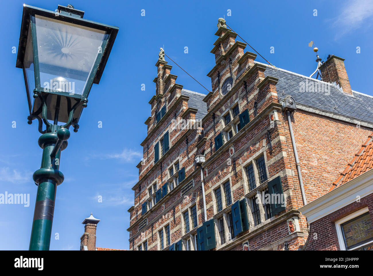 Straßenlaterne und das alte Rathaus in Naarden, Niederlande Stockfoto