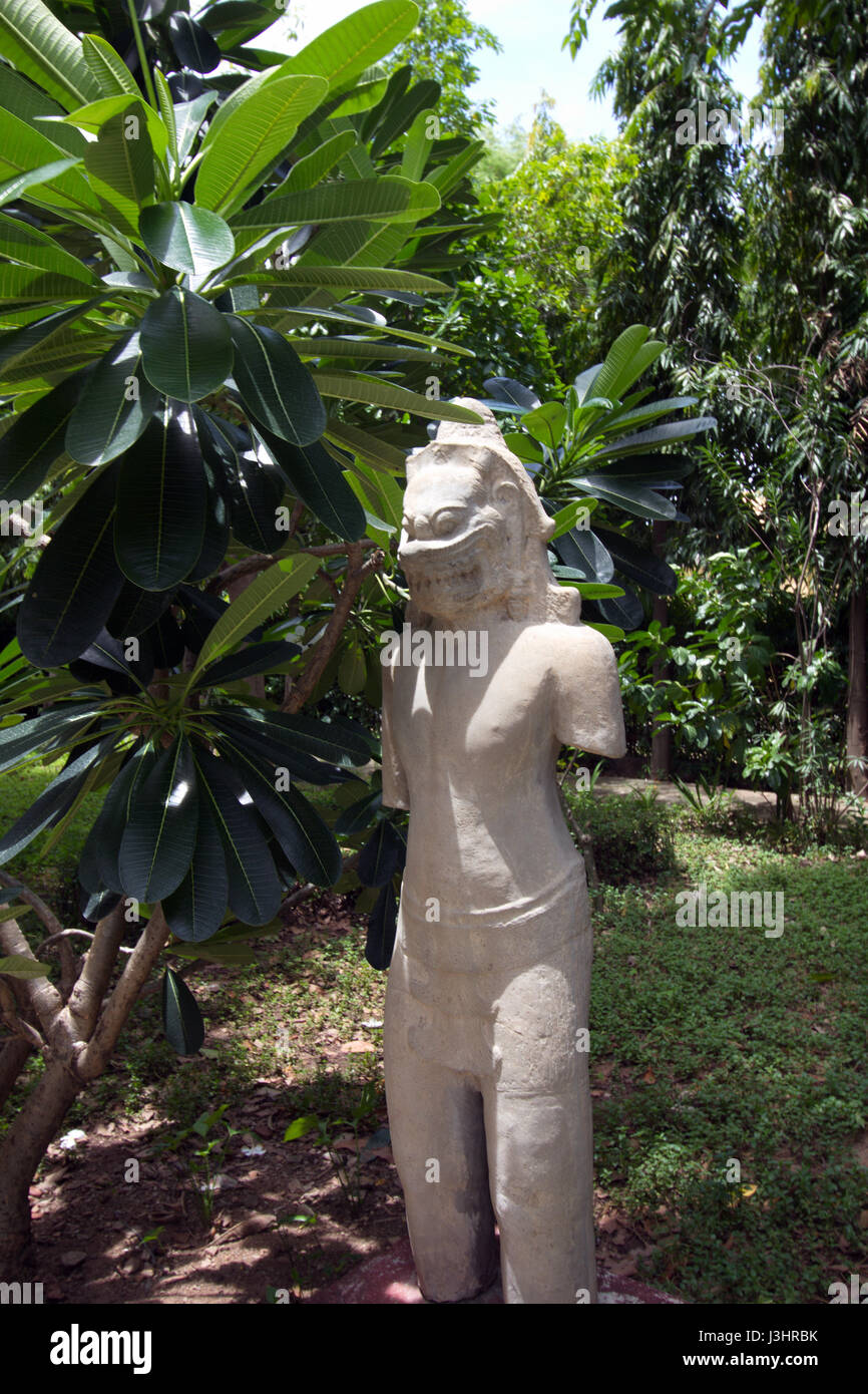 Statue von einem Khmer Fabeltier im Garten des Nationalmuseums, Phnom Penh, Kambodscha. Stockfoto
