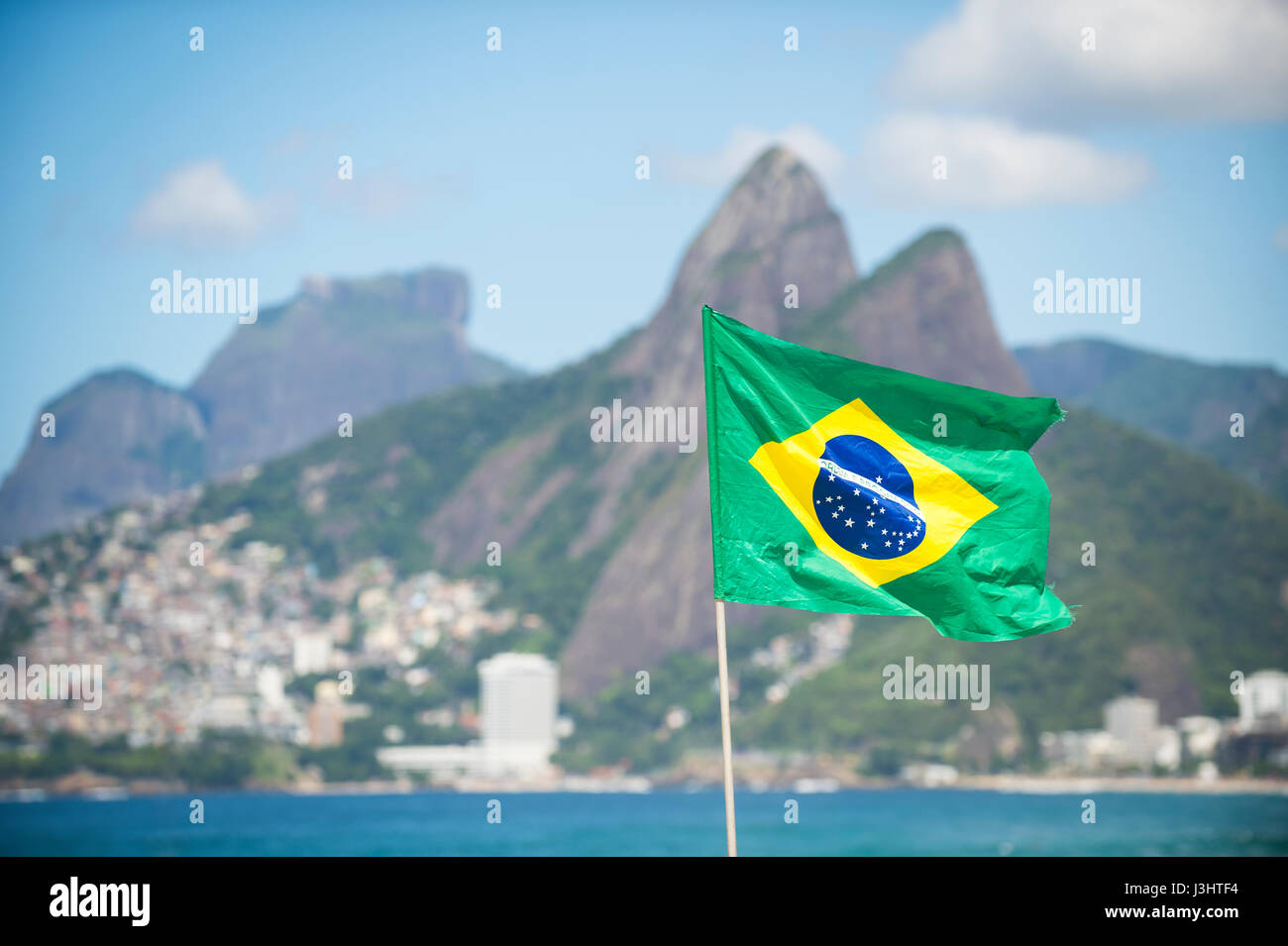 Brasilien-Flagge im Wind vor zwei Brüder Berg am Strand von Ipanema in Rio De Janeiro Stockfoto