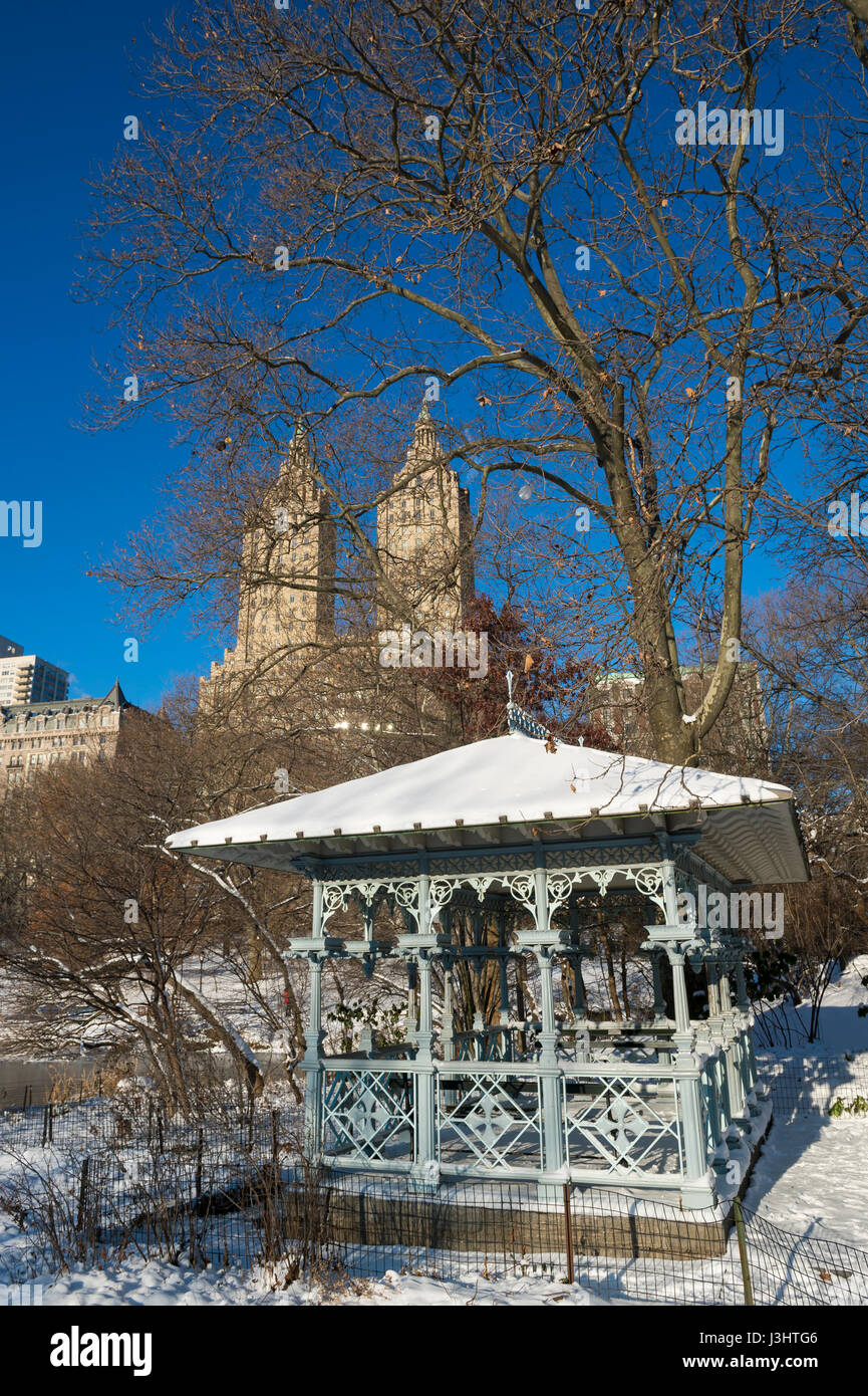 Hellen Morgen Blick auf einen malerischen Pavillon am Rande des Sees im Central Park nach einem Wintersturm New York City im Schnee bedeckt Stockfoto