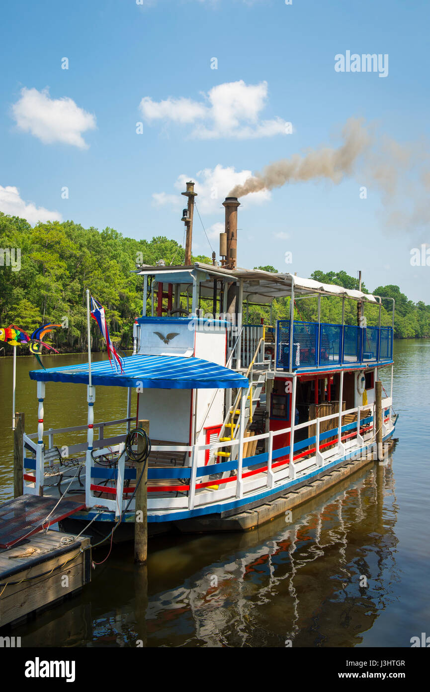 Vintage Paddlwheel Dampfschiff in altmodischen amerikanischen rot, weiß und blau lackiert reflektiert auf den Gewässern in einem Sumpf in der tiefe Süden der USA Stockfoto